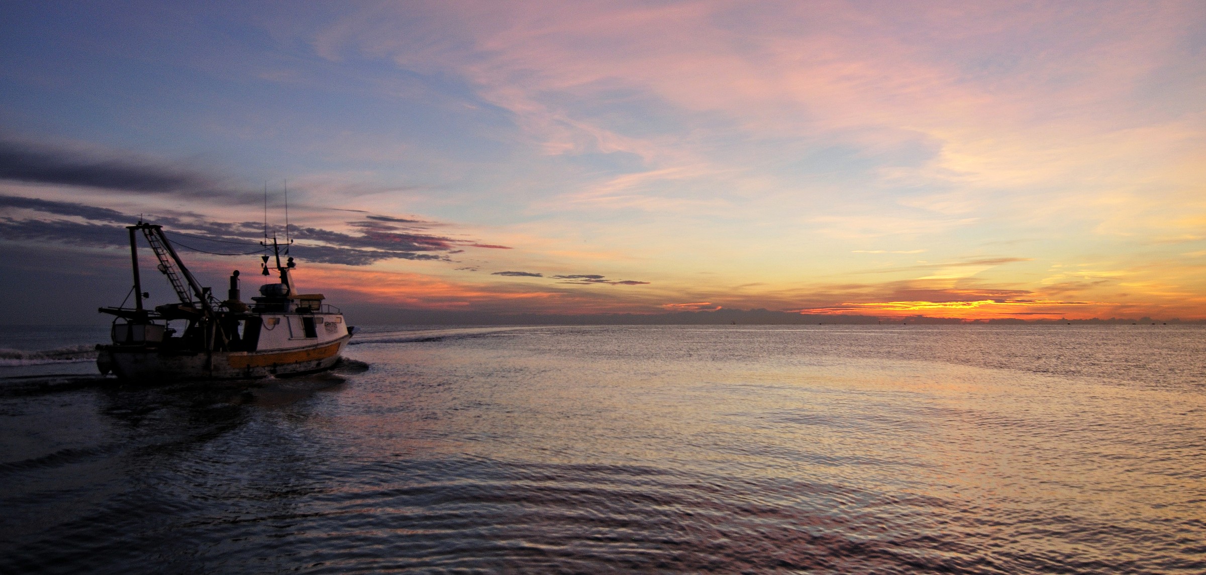 Peschereccio all'alba