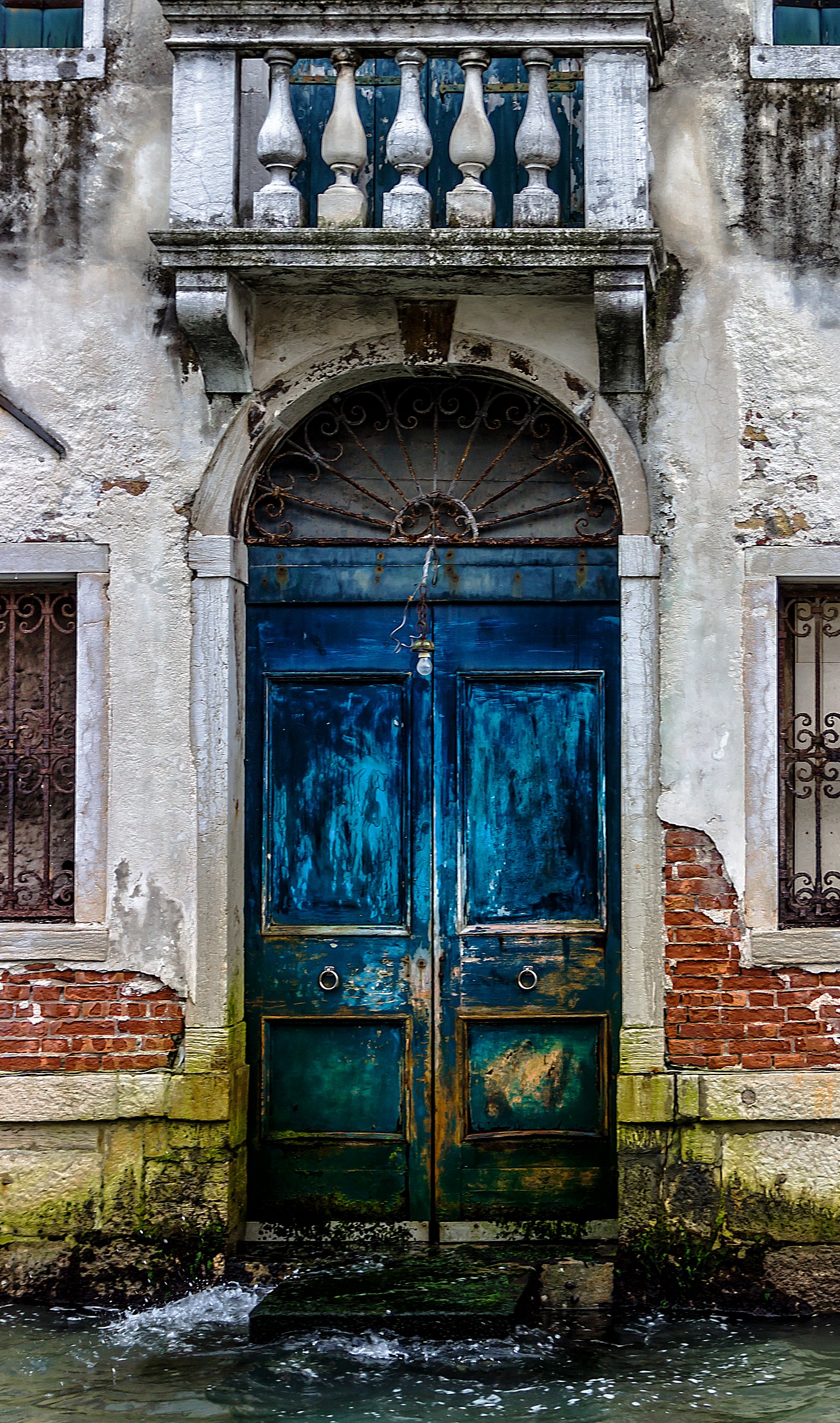 venice's blu door