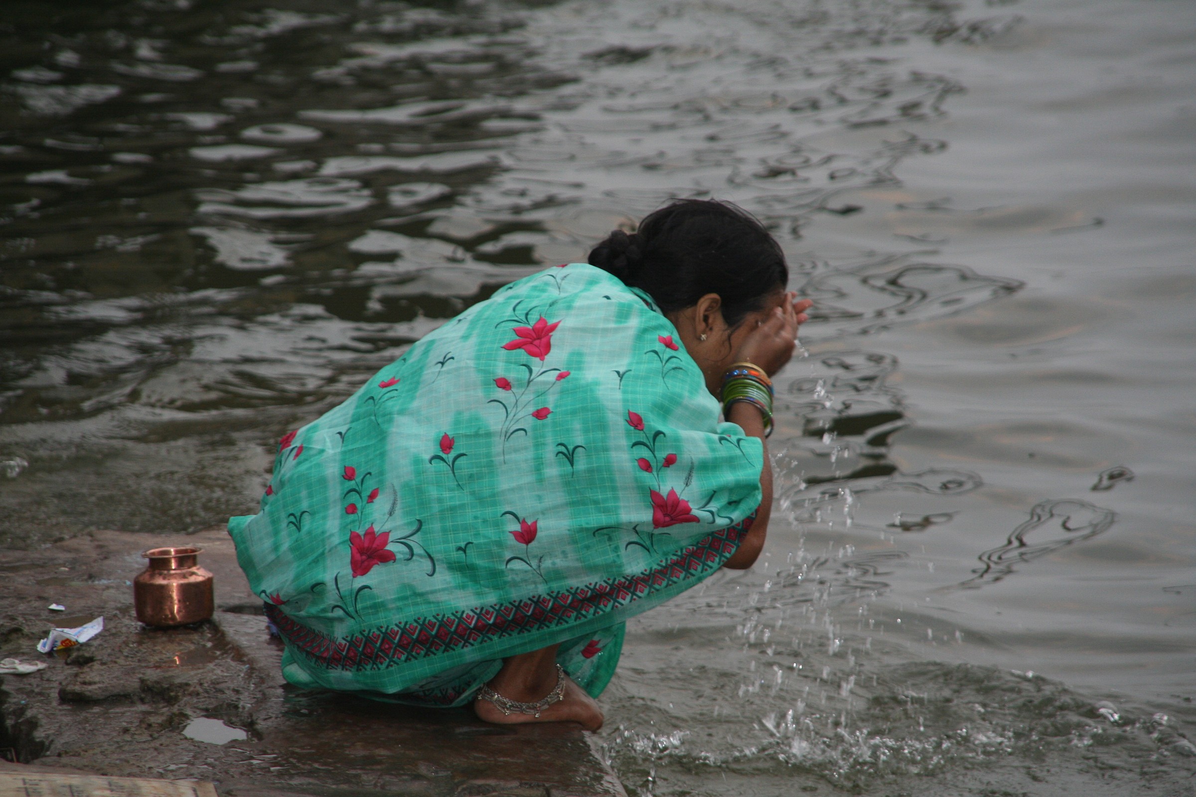 India Abluzioni a Varanasi