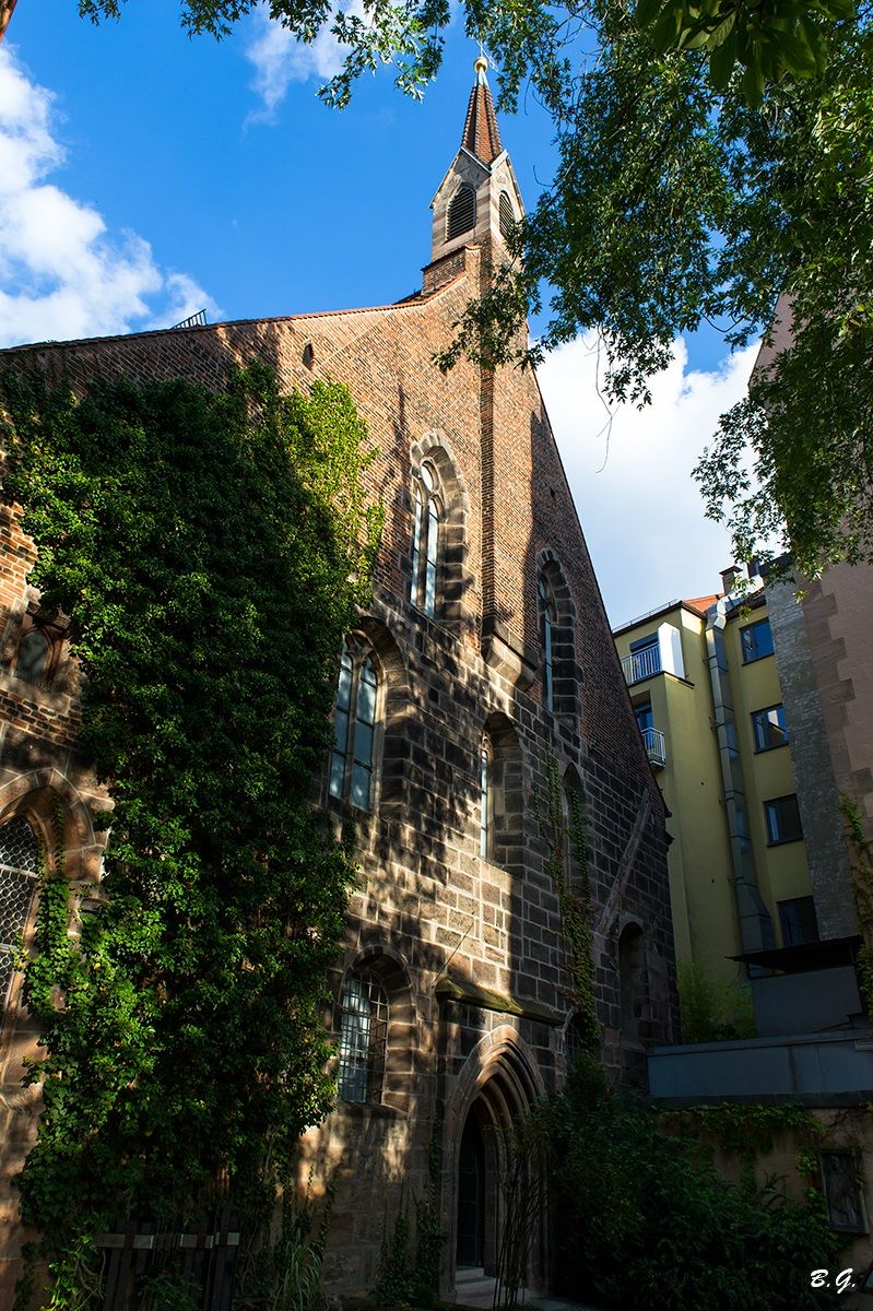 La piazzetta dietro la chiesa