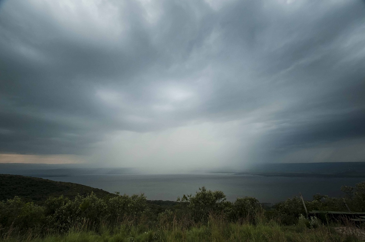 lake nakuru sotto la pioggia