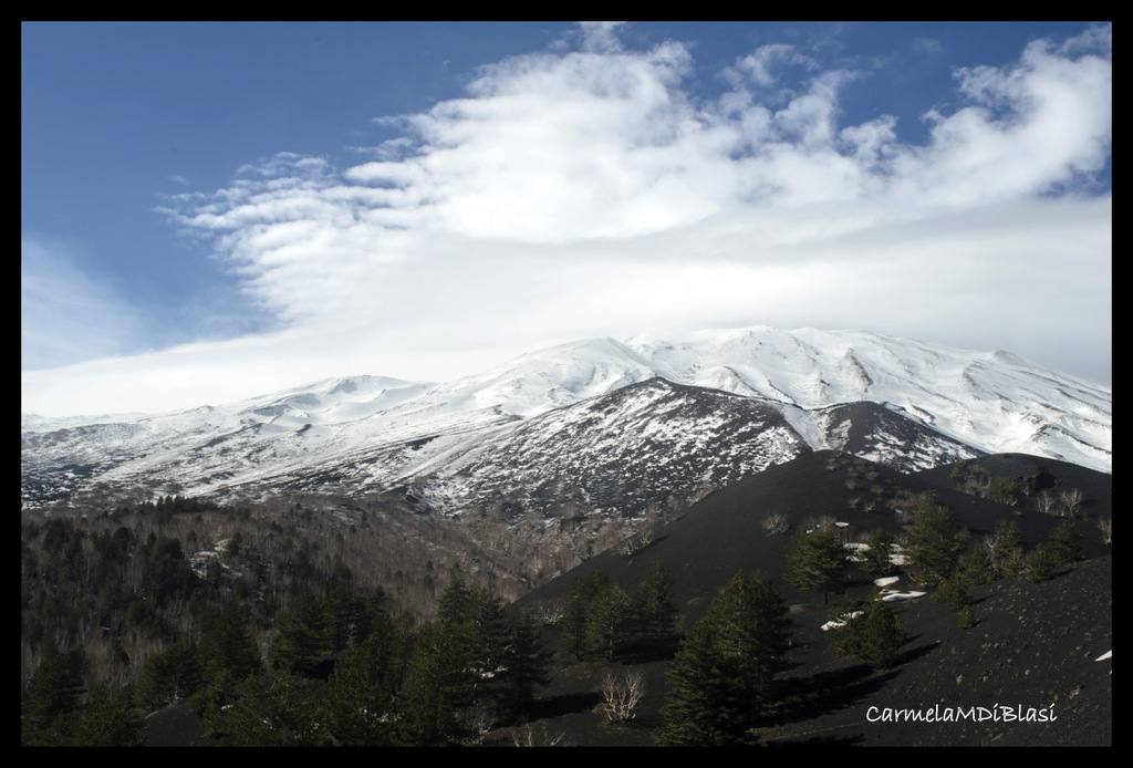 L'Etna placida e innevata