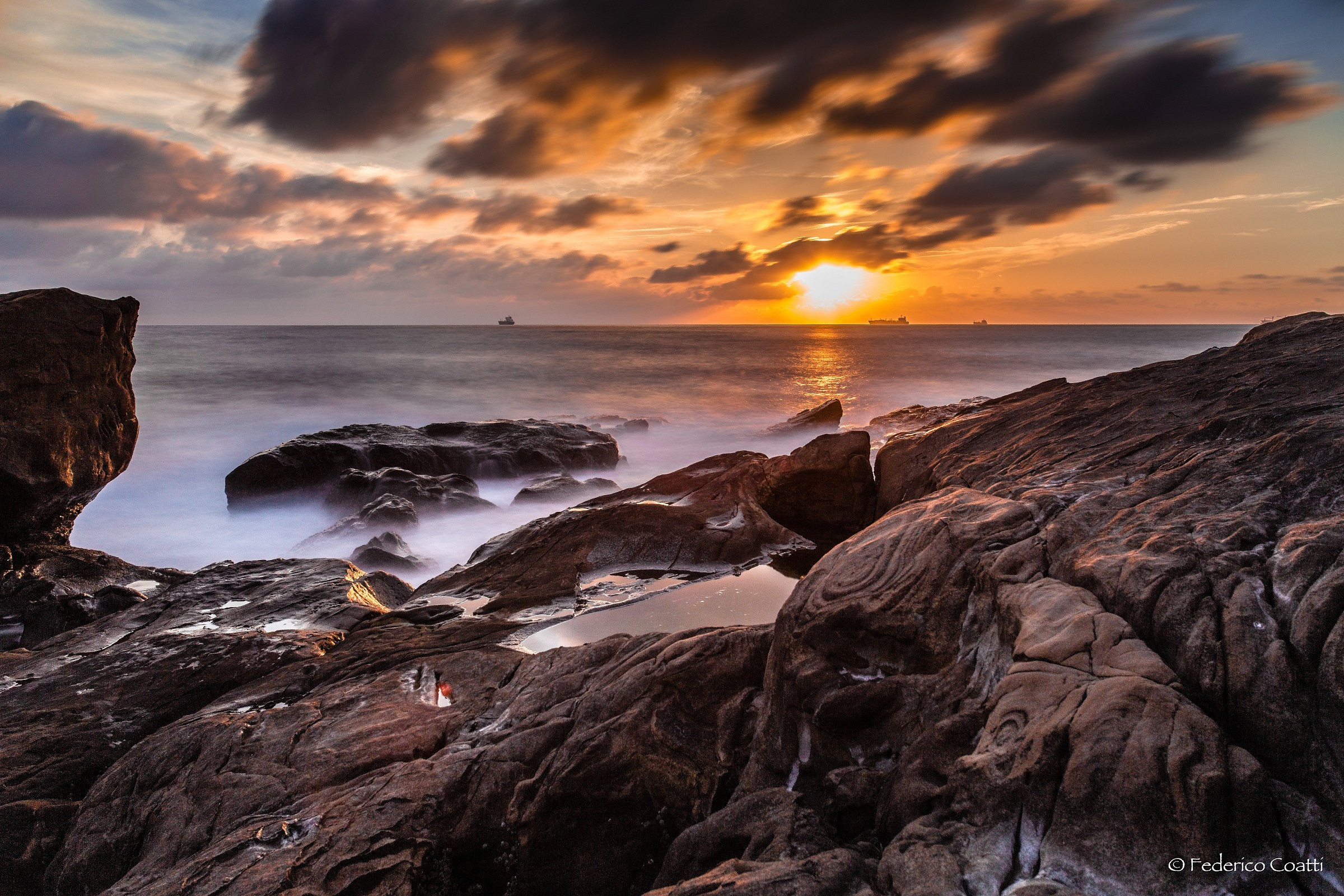 Tramonto tra le scogliere