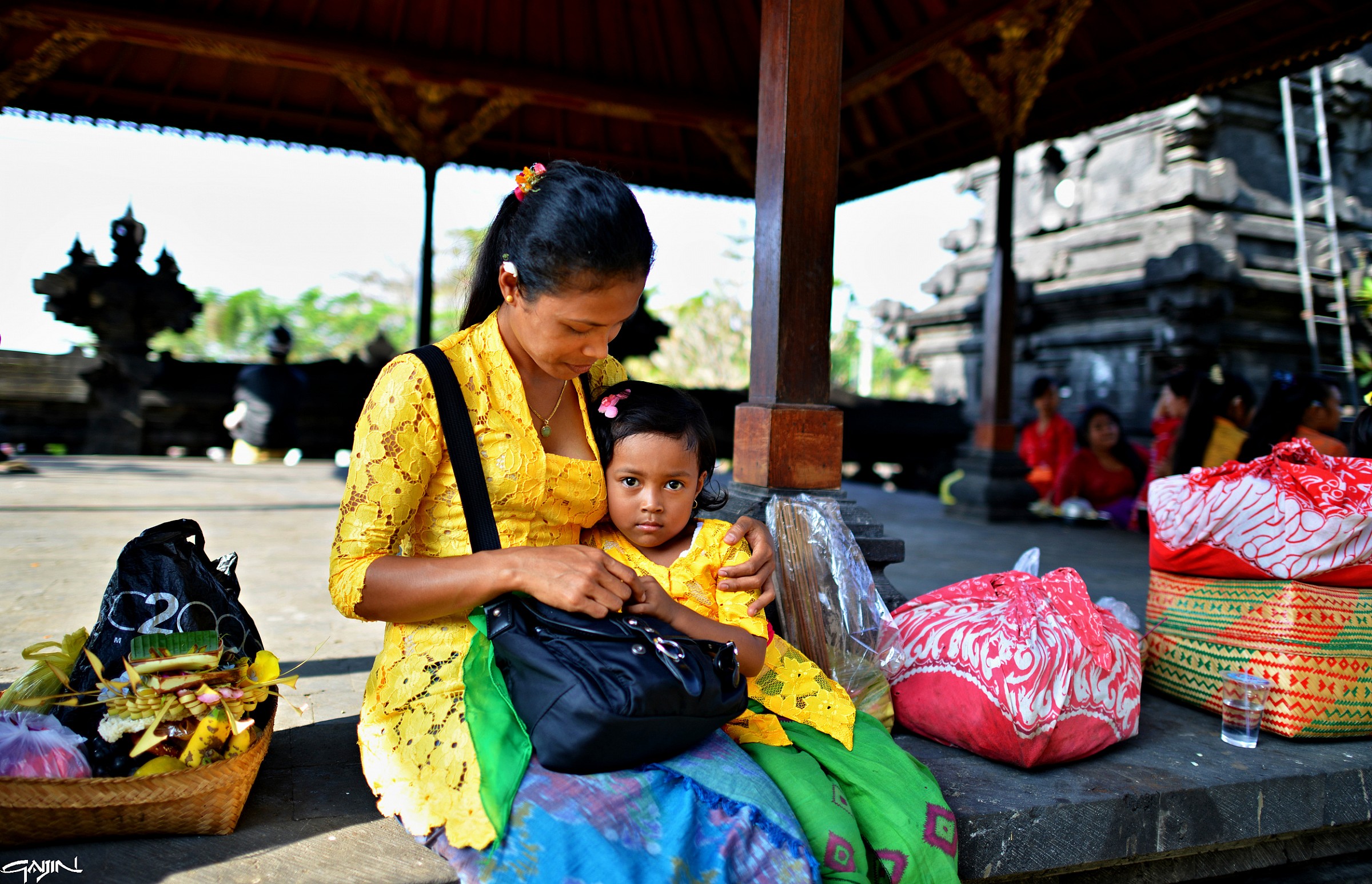Una bambina al tempio