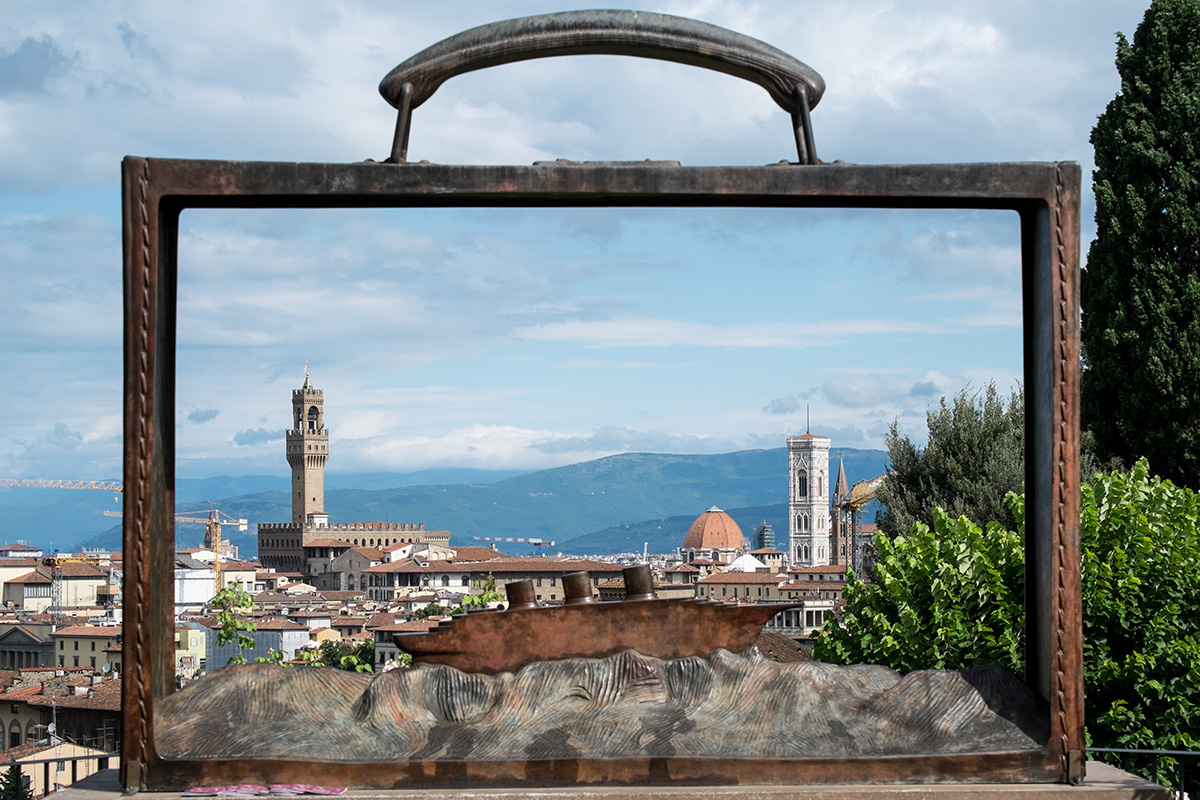 Firenze, nave-valigia di Folon al giardino delle rose