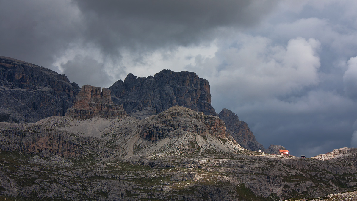 Beams of light on the Rifugio Locatelli