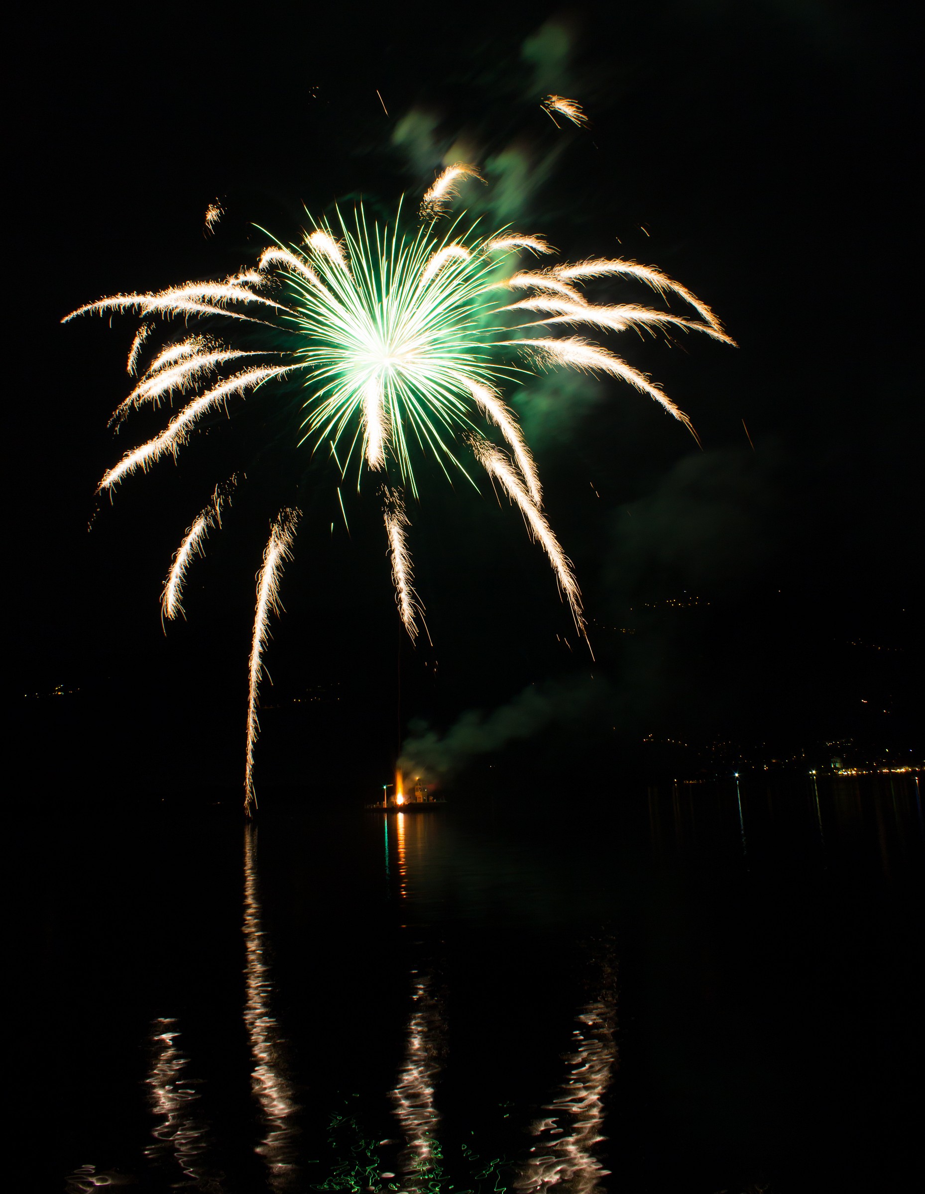 fuochi d'artificio - simmetria di luce cielo acqua
