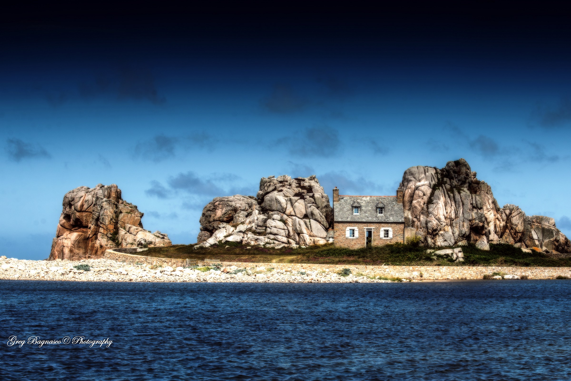 Una casa tra le rocce