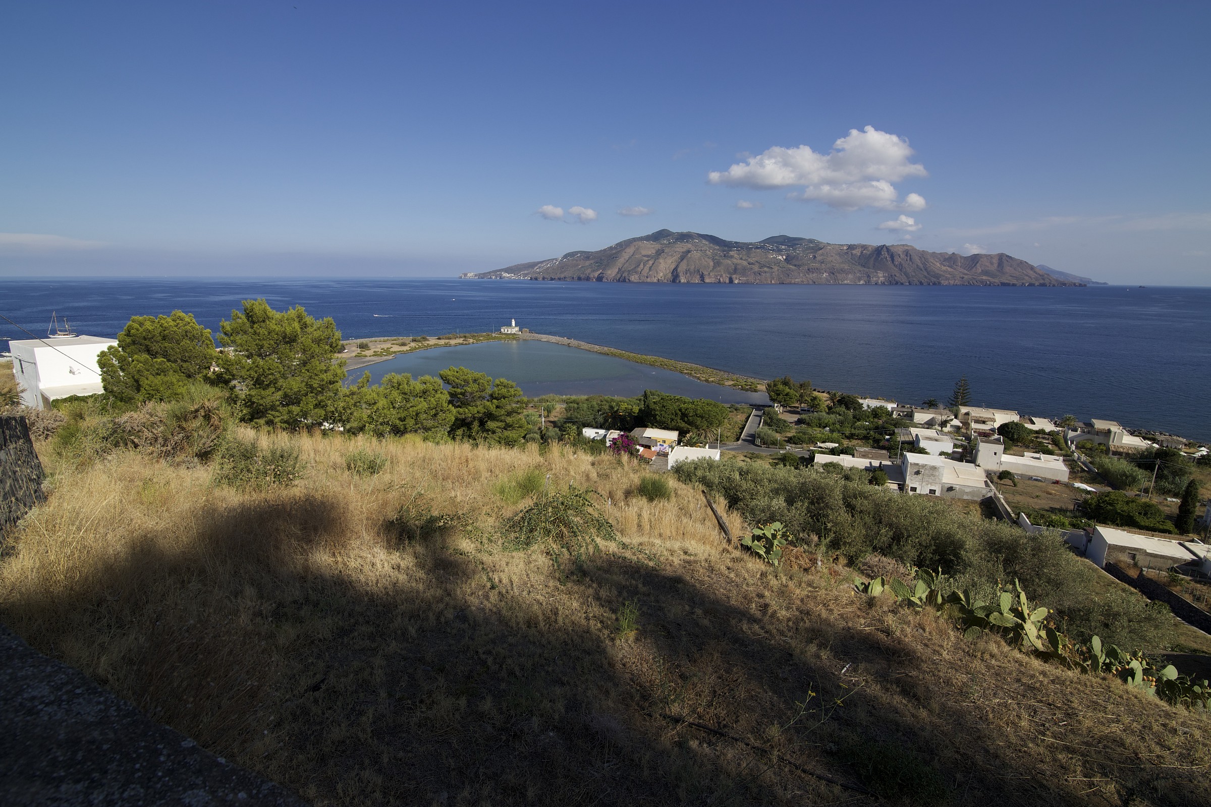 The pond Language Salina (Aeolian)