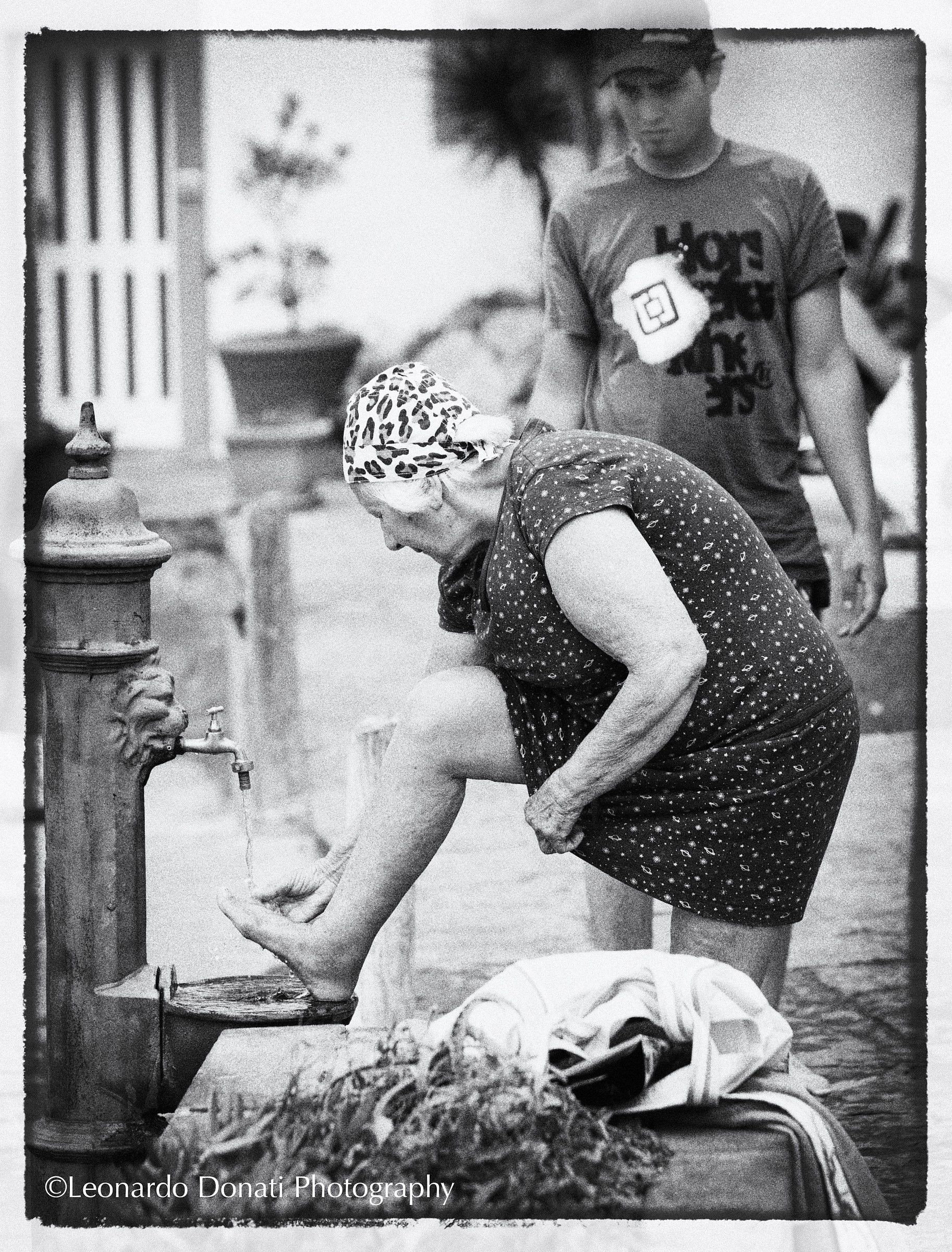 Donnina che si lava i piedi