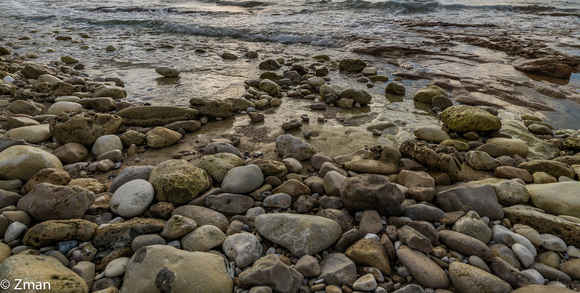 La spiaggia di ghiaia a Al-Nakoura