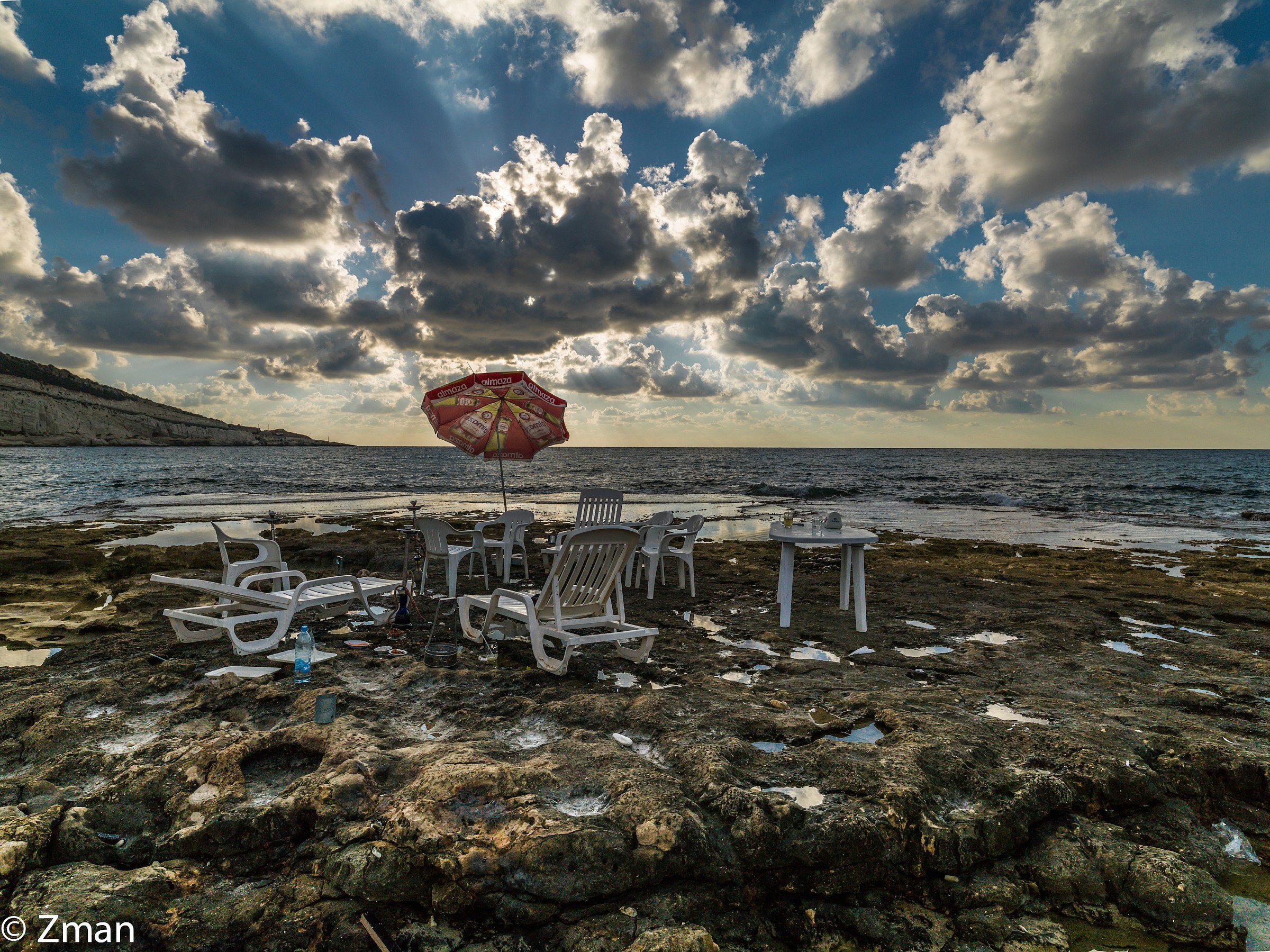 La spiaggia di ghiaia a Al-Nakoura