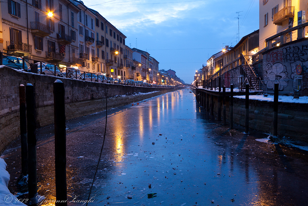 Il Naviglio Grande ghiacciato. Milano.