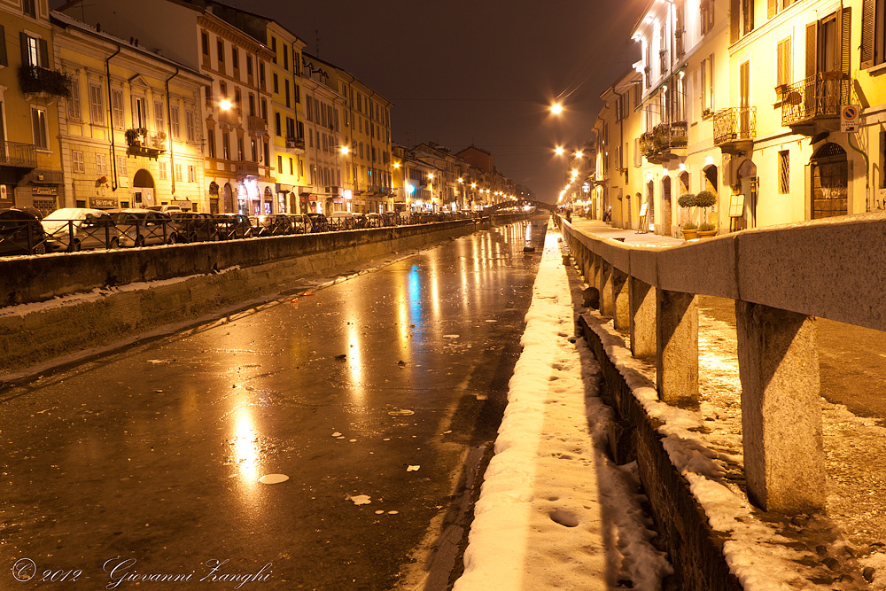 Allo stato solido! Naviglio Grande (Milano).