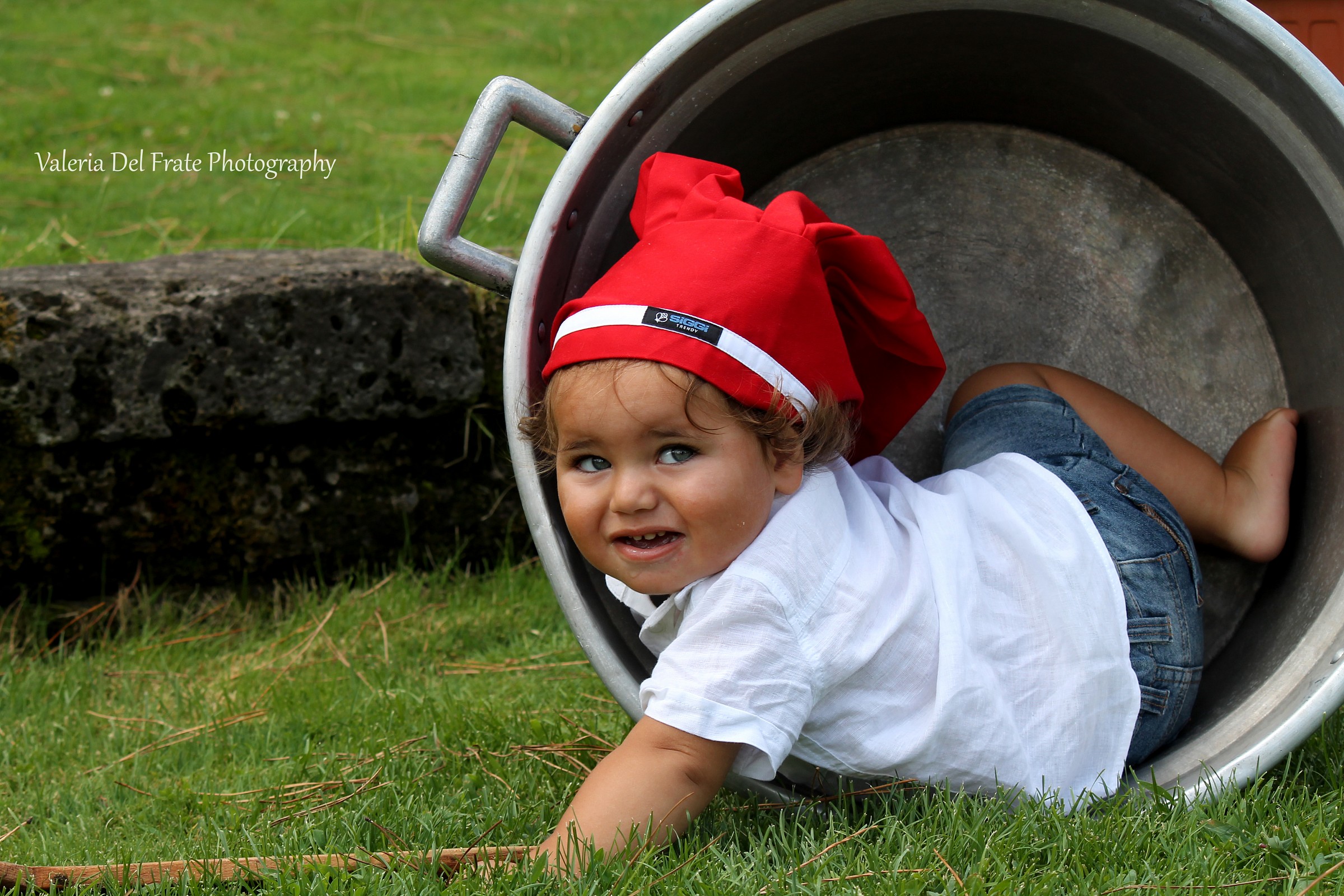 The little chef falls from the pot