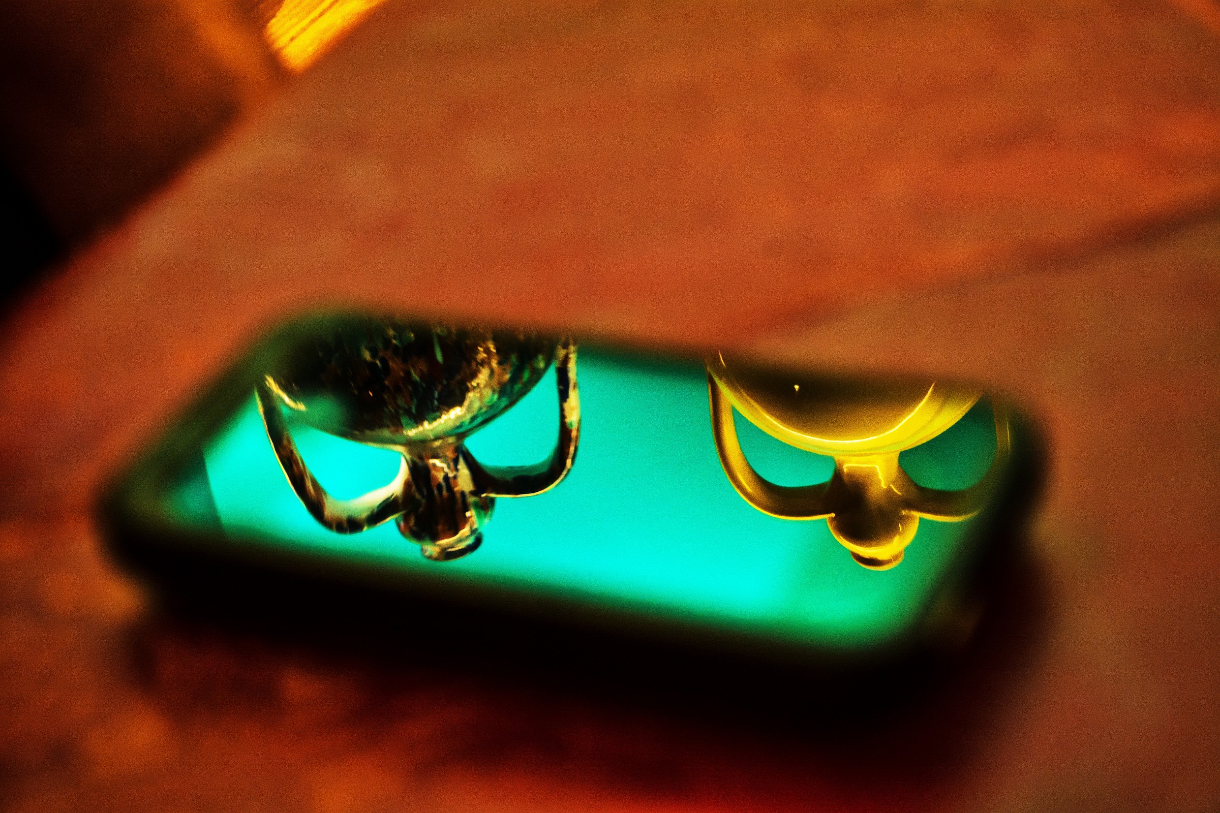 Silenzio, l'Iphone riflette