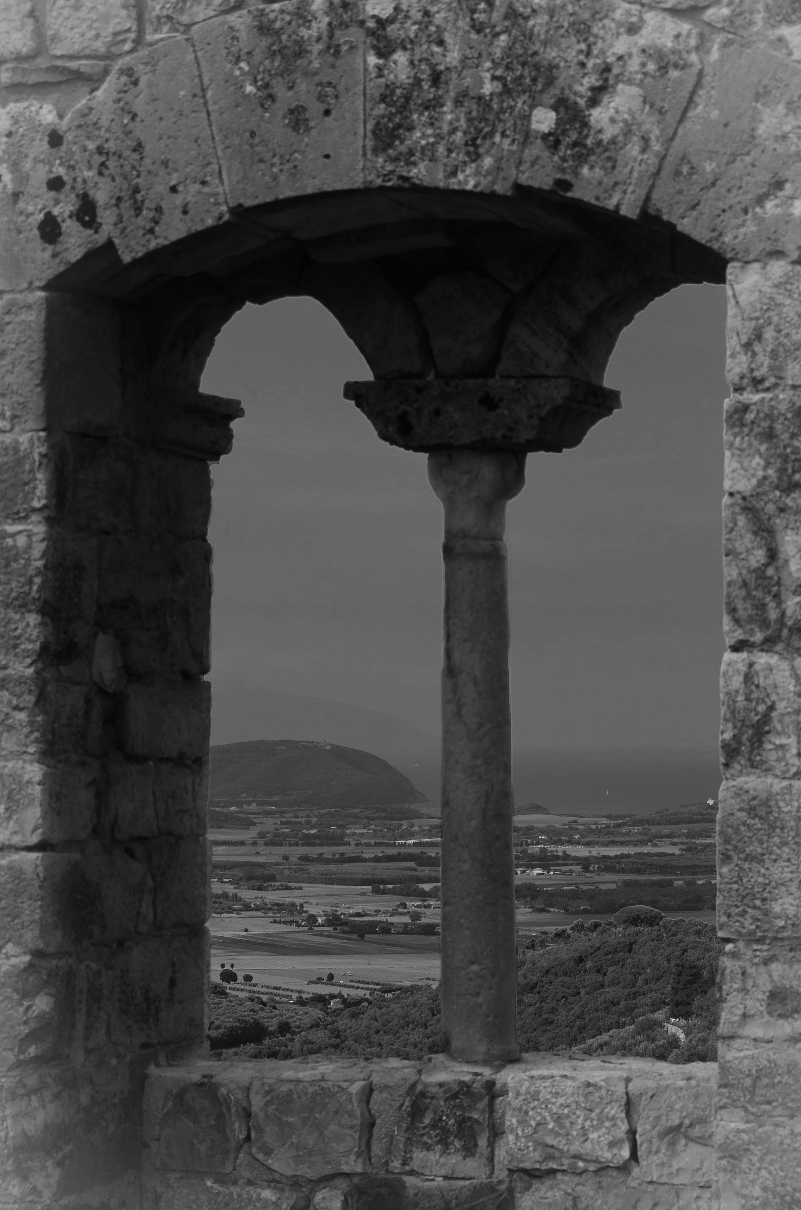 A window on the sea (Campiglia Marittima)