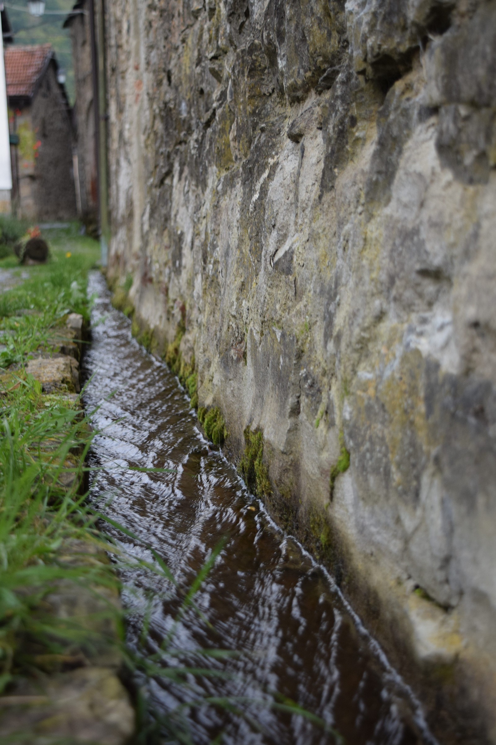 Uno dei rivoli che attraversa il paese