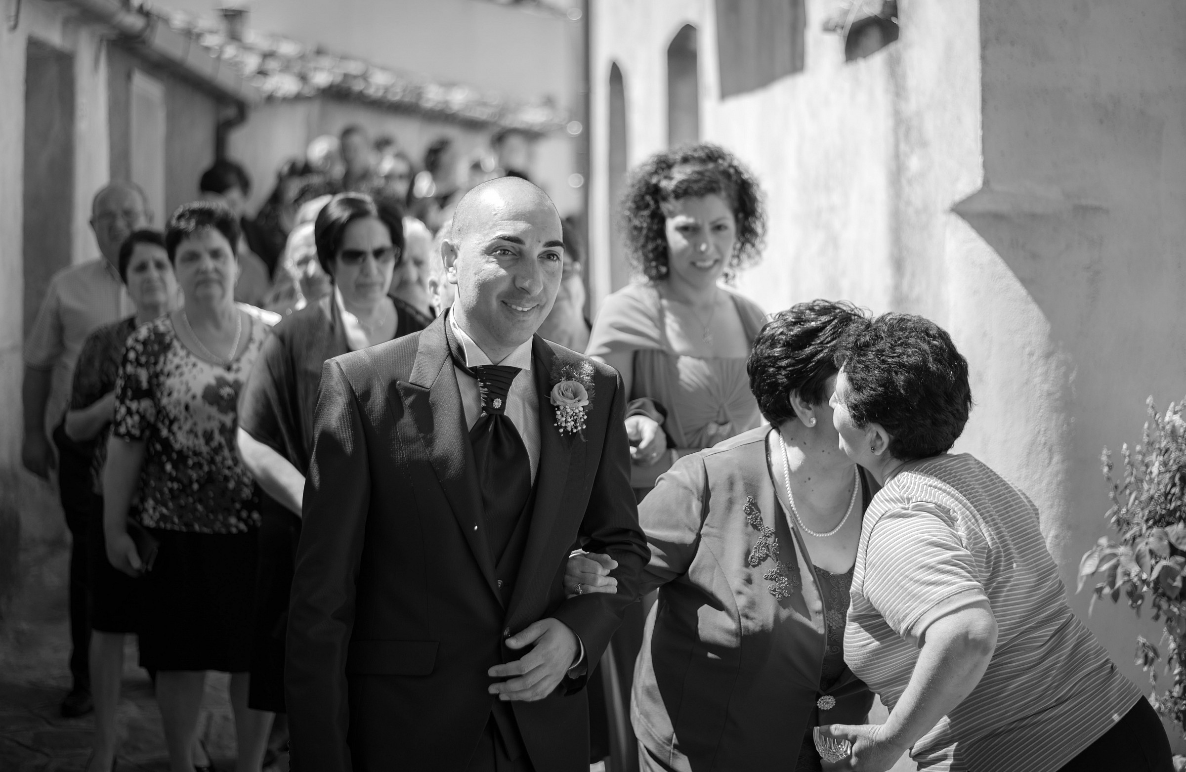 La processione della famiglia che accompagna lo sposo