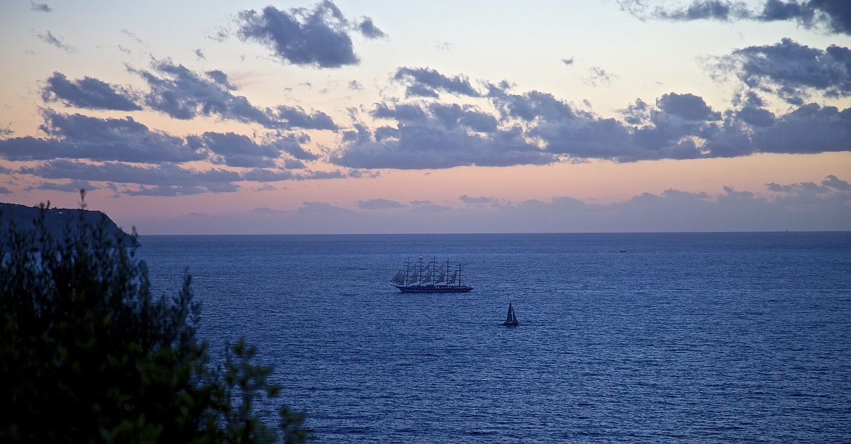 Vele sul mare nell'ora blu