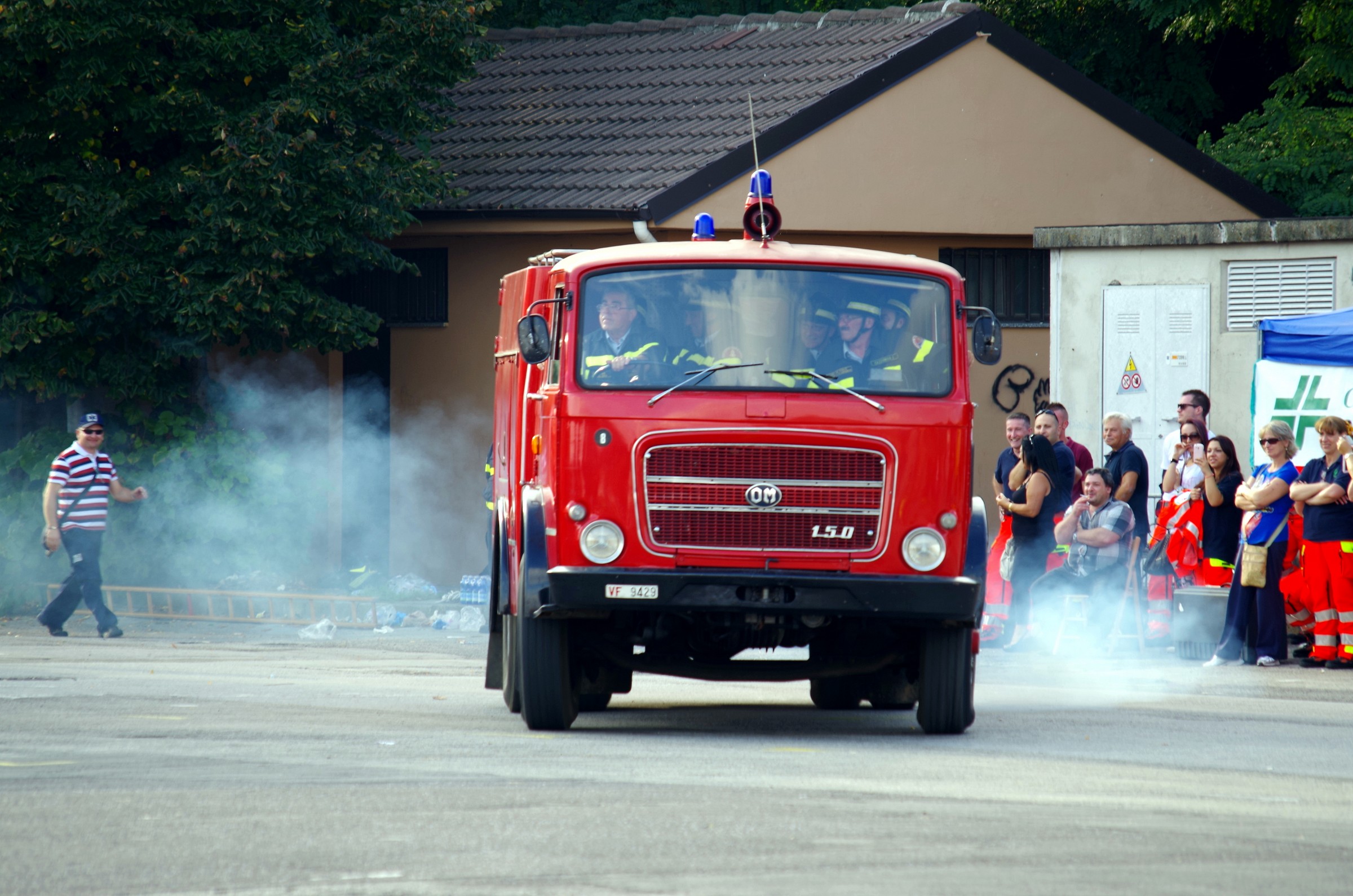 un mezzo storico dei vigili del fuoco