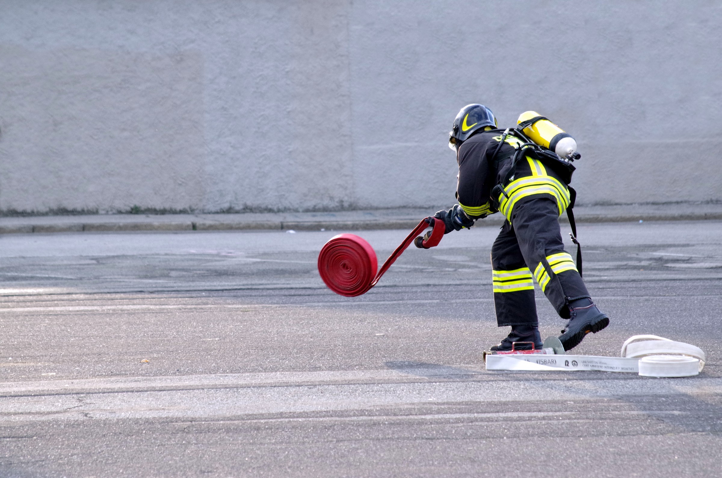 il lancio della manichetta dei vigili del fuoco