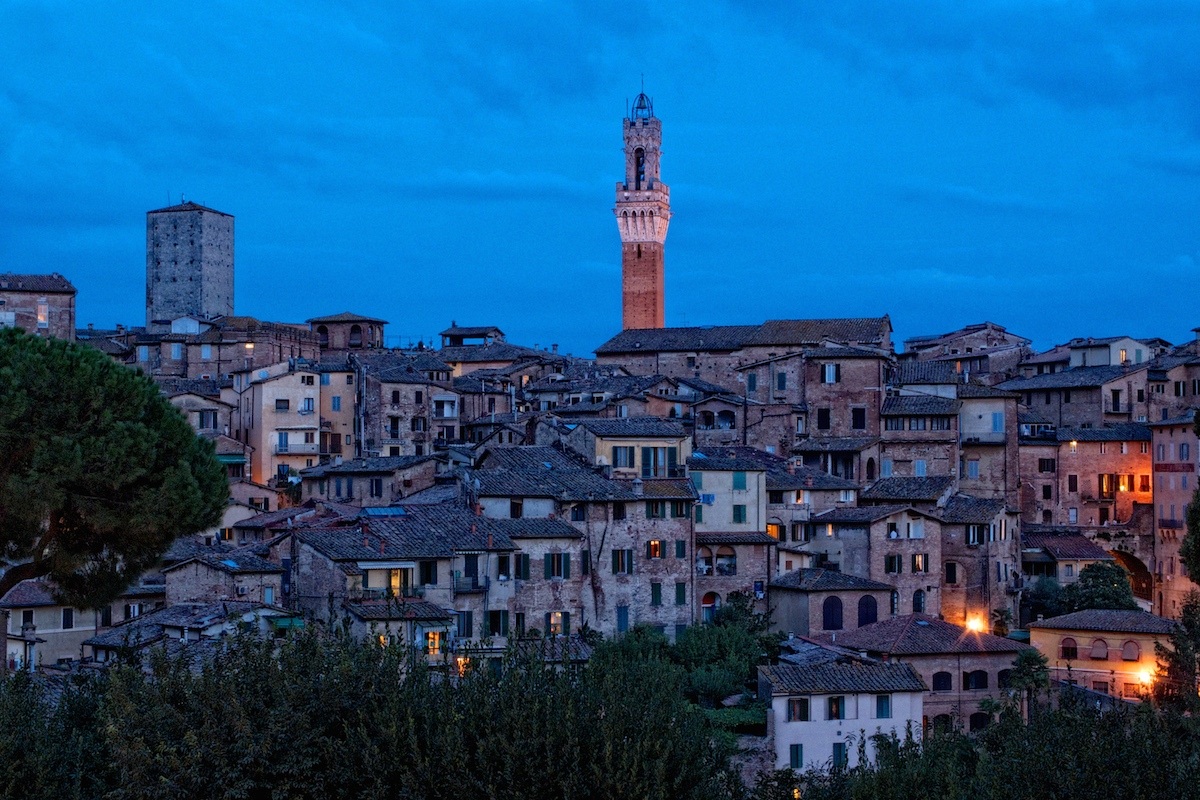 Torre del Mangia by night (Siena)