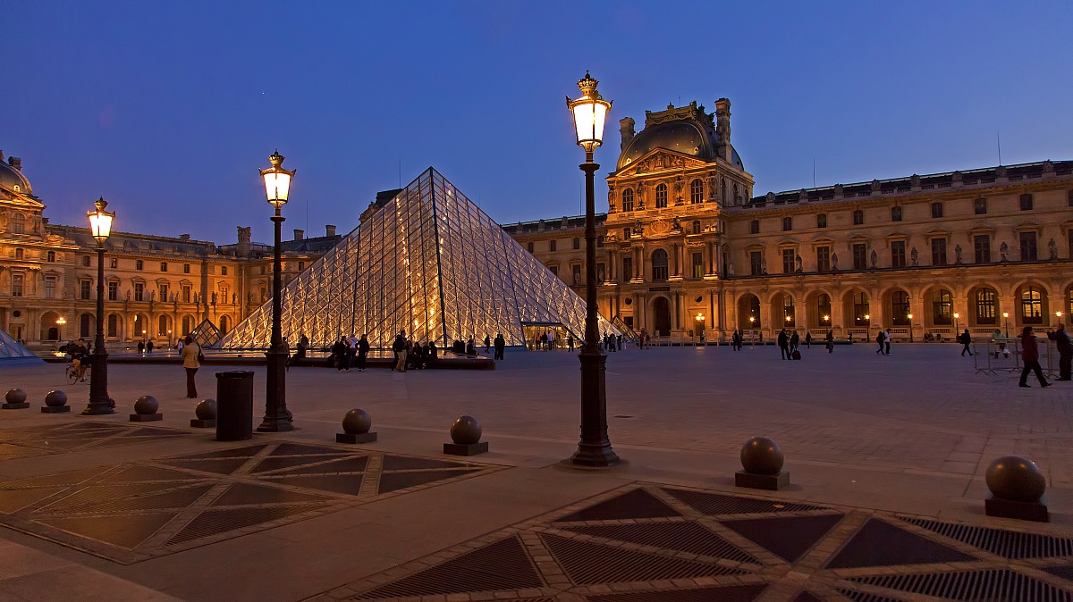 Les Pyramides du Louvre (now blue)