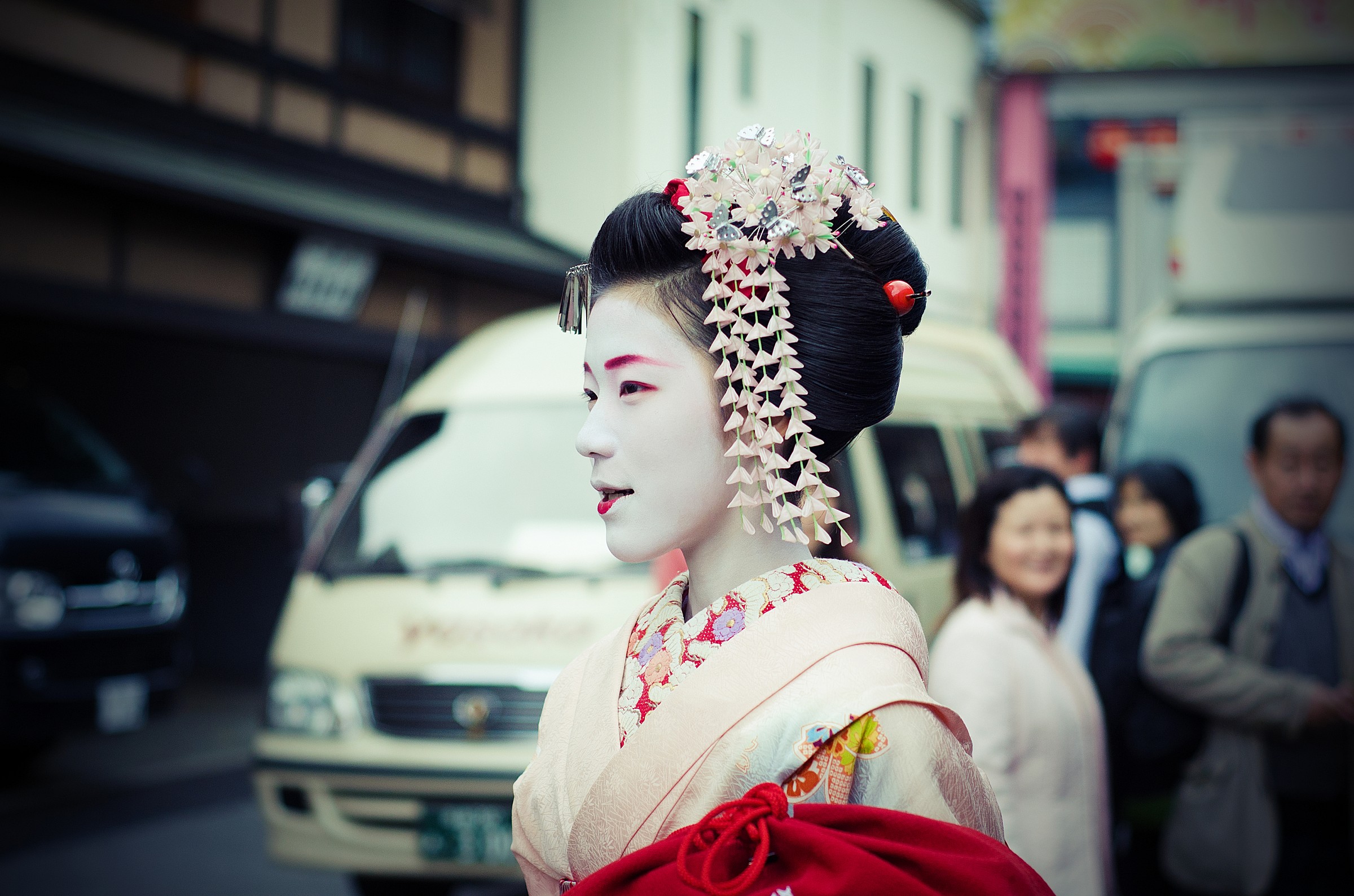 Maiko walking in Gion (Kyoto)