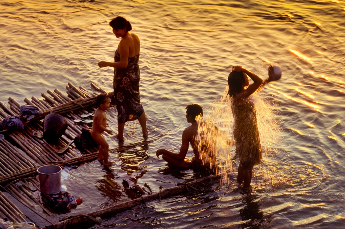 Ayeyarwady River - Family by the bank of the river