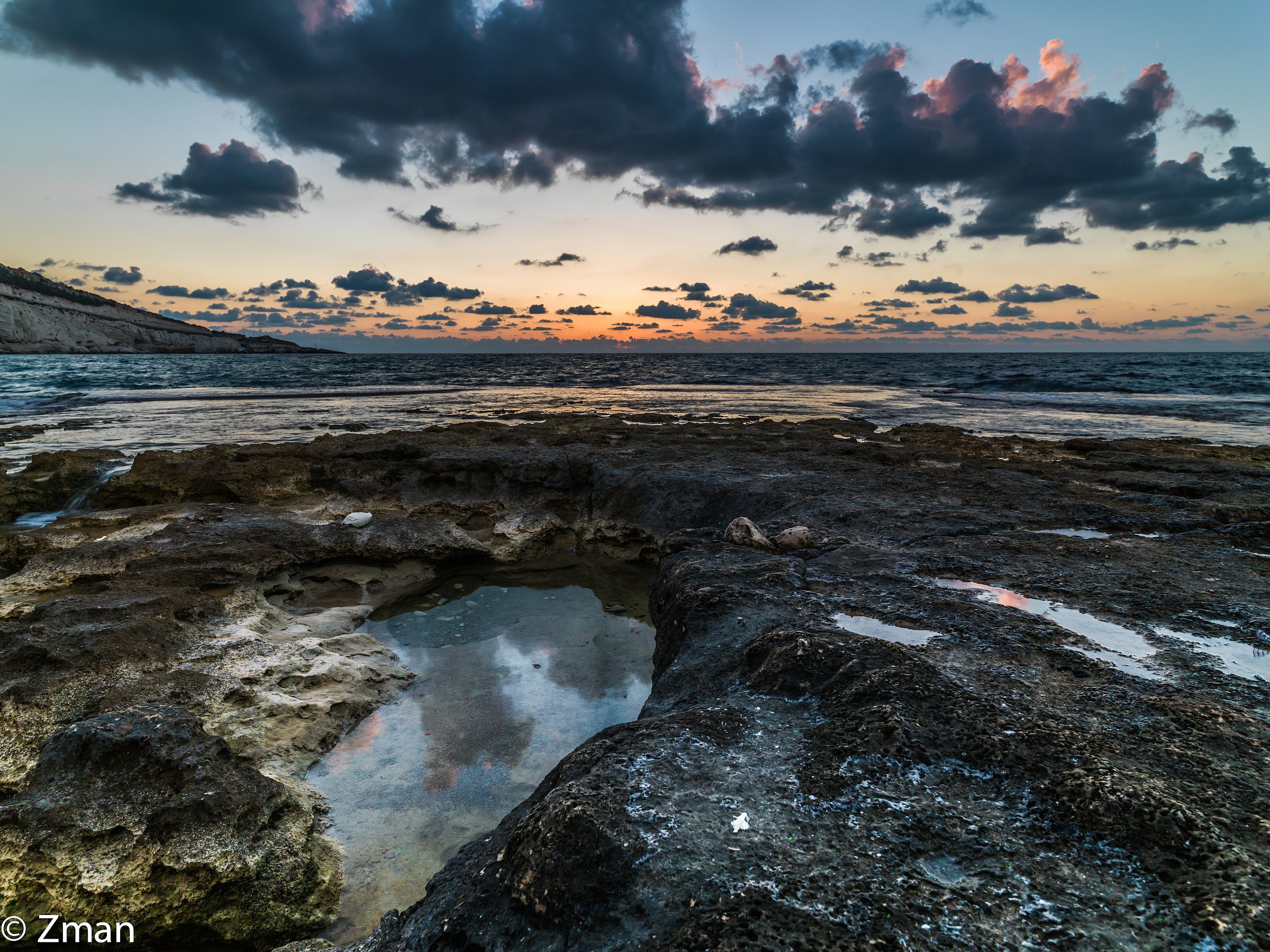 Il Pebble Beach vicino a Al-Nakoura dopo il tramonto