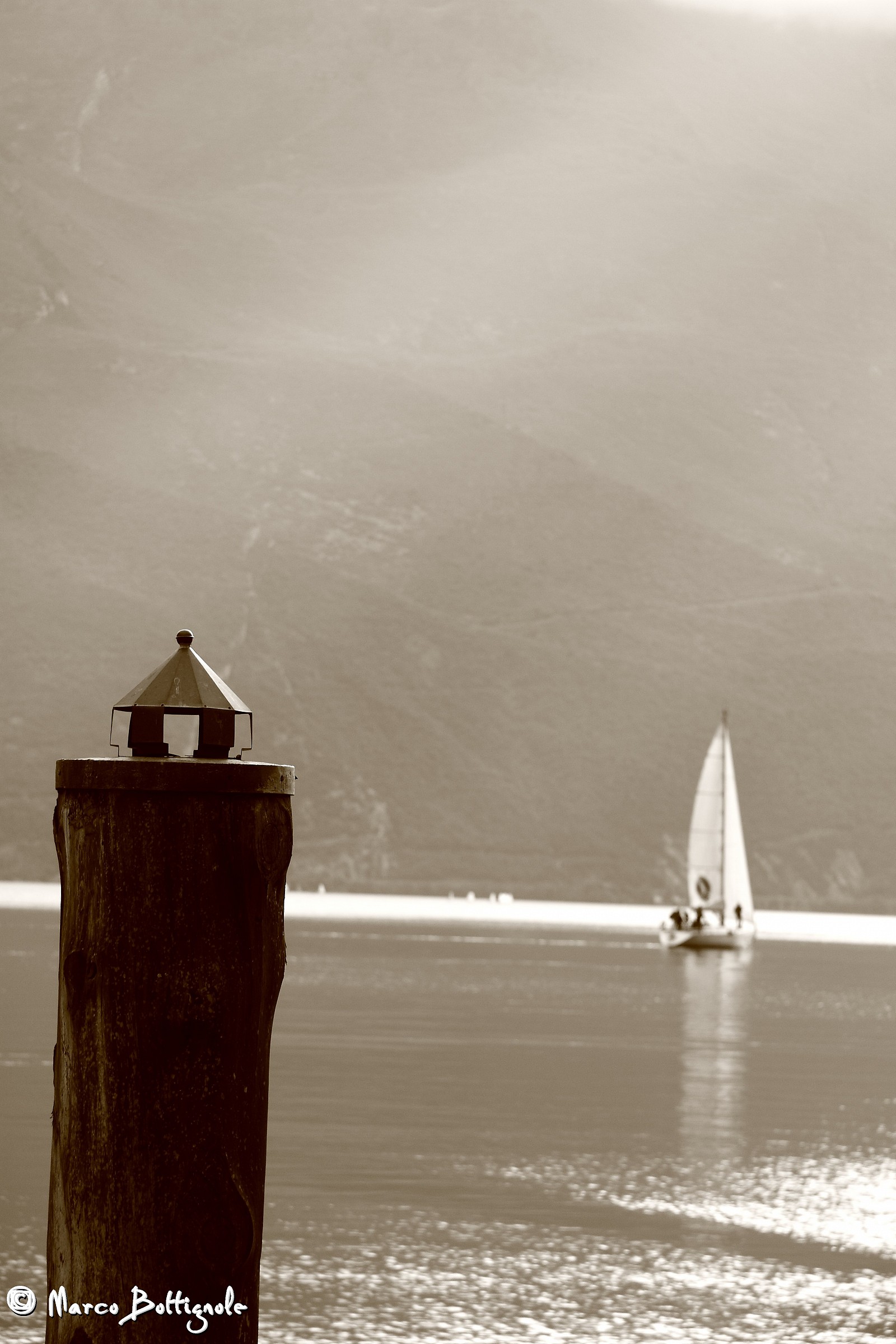 Il palo telegrafico che fili non ne ha, e la barchetta