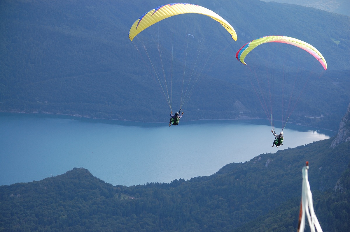 Parapendio sul lago di Molveno.