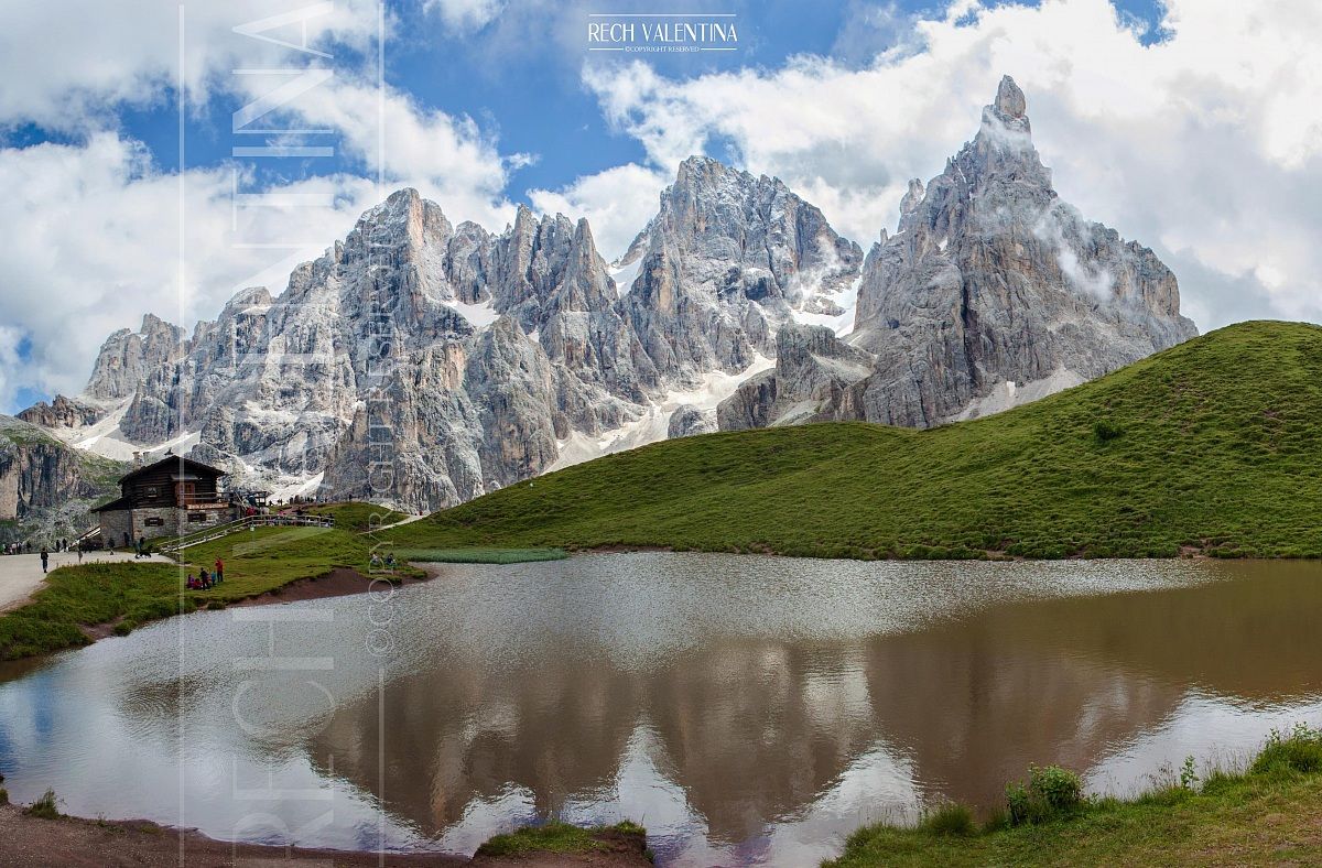 Baita segantini e le Pale di San Martino