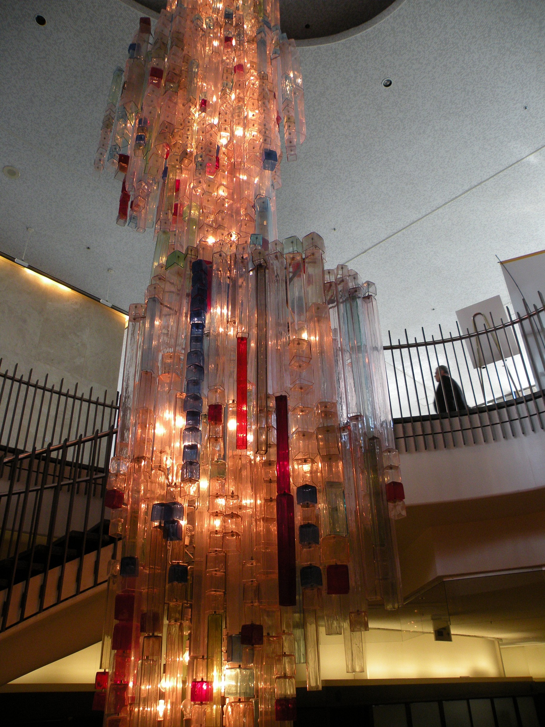 Una cascata colorata di vetro di Murano...a Montreal