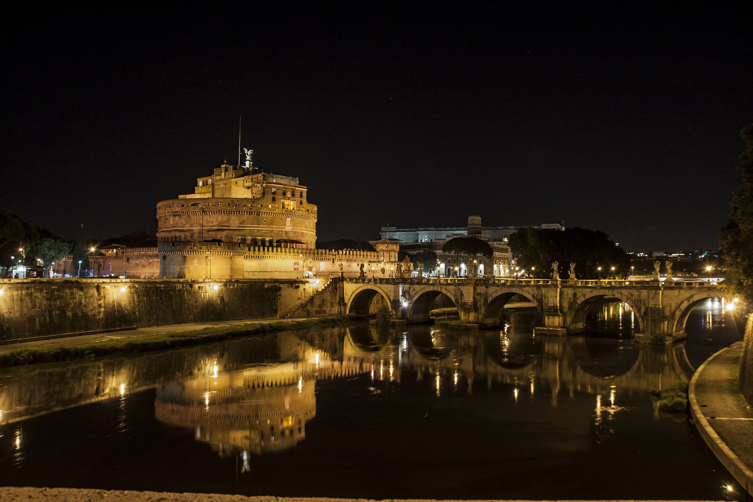 Looking at the castle from the Tiber ...