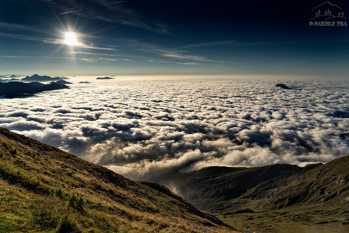 Sea of ??fog from the top of Grignone