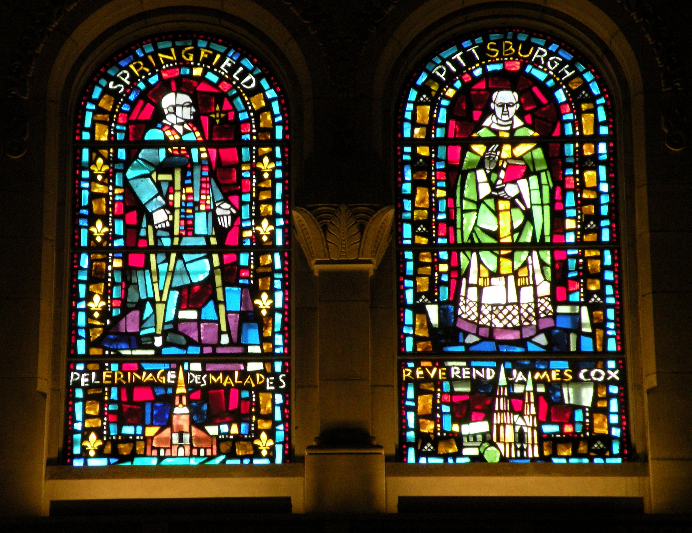 Vetrate moderne in chiesa