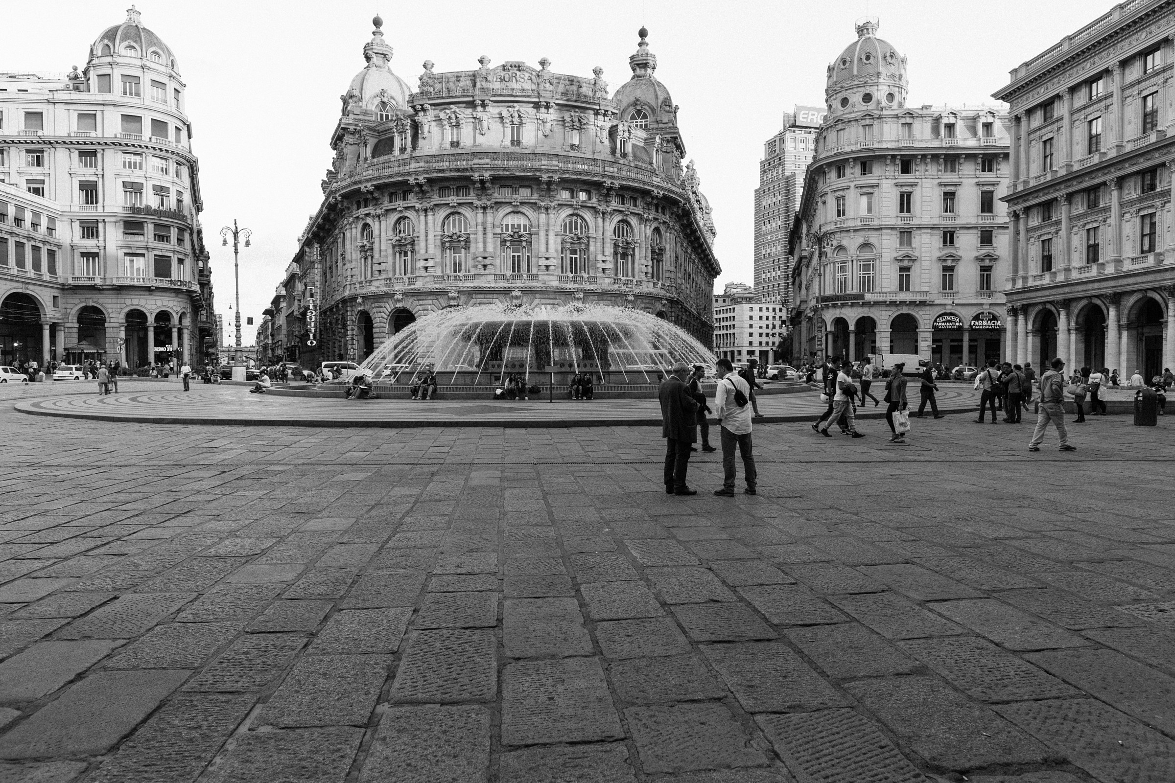 Piazza de Ferrari (b/w)