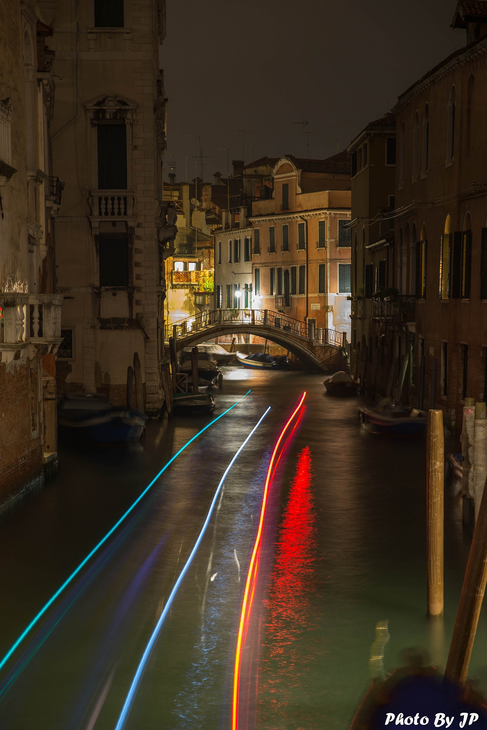 Strisce di luce sul canale