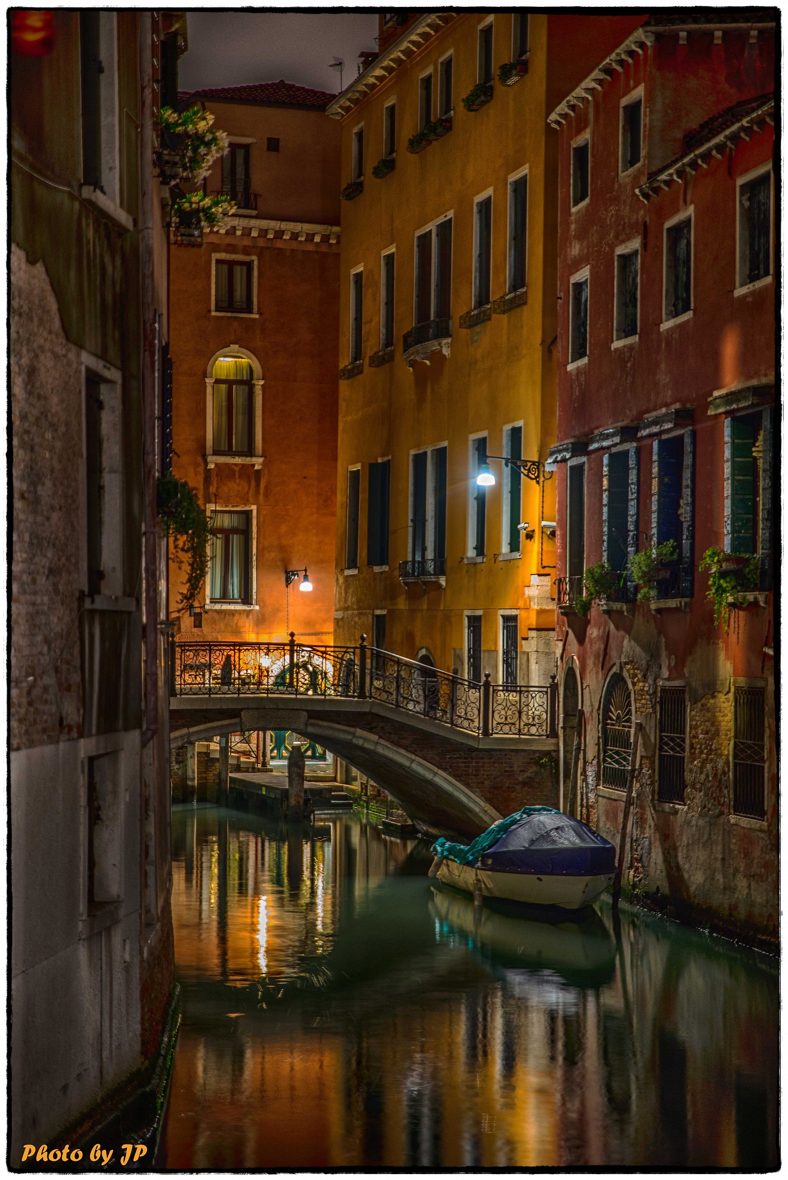 Particolare di calle a Venezia in HDR