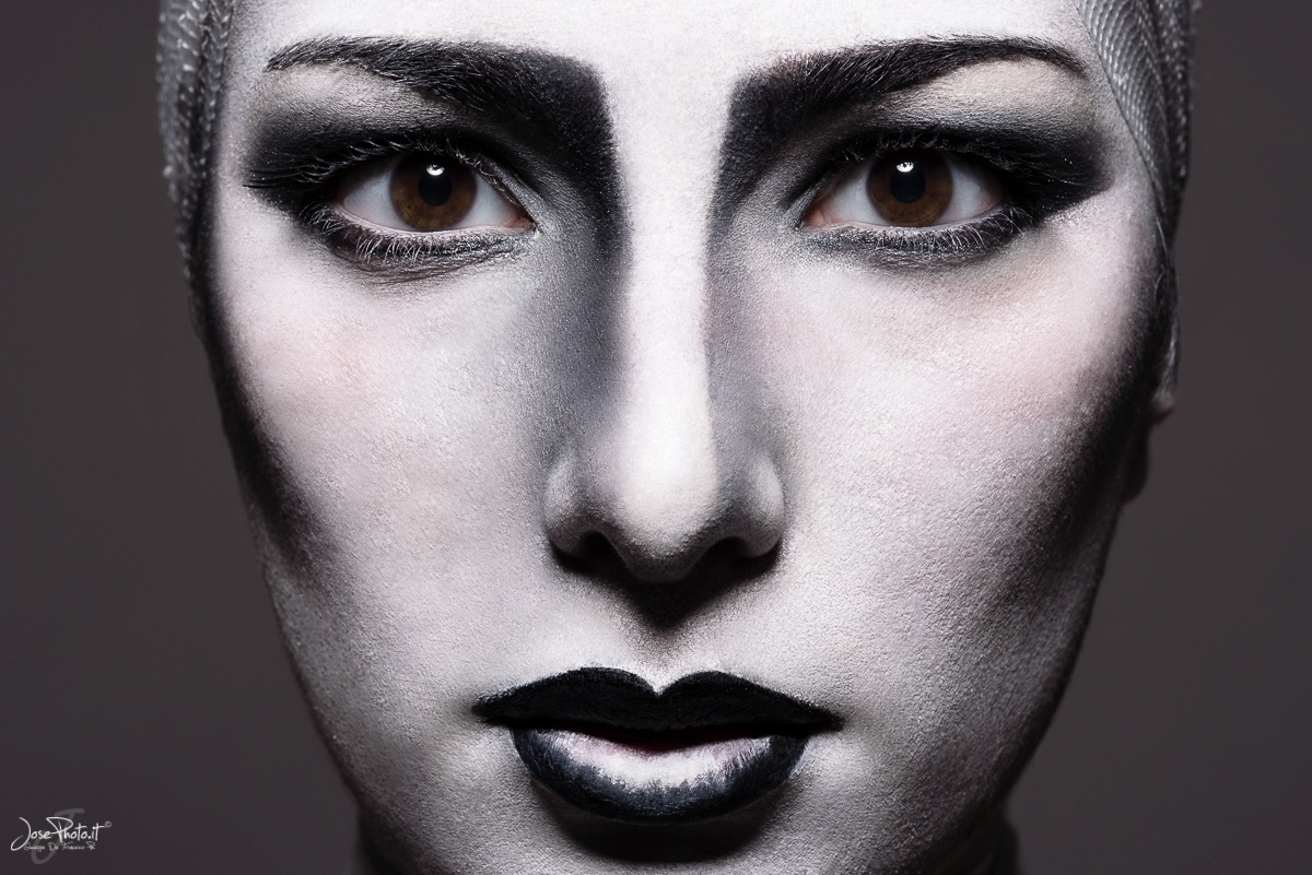 EsentialBlac&White_1