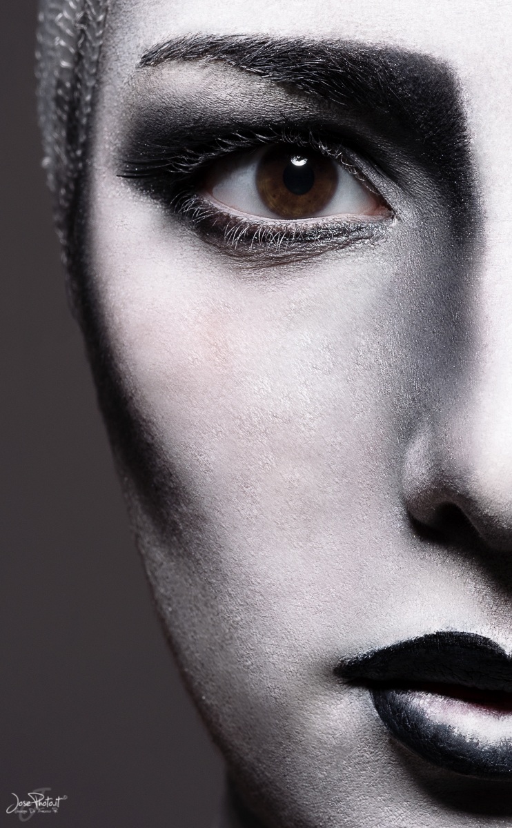 EsentialBlac&White_2