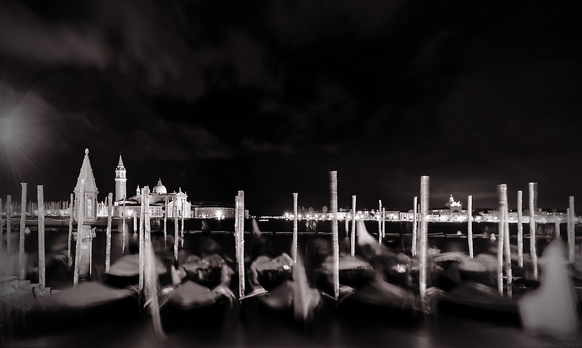 The gondolas ghost B / N