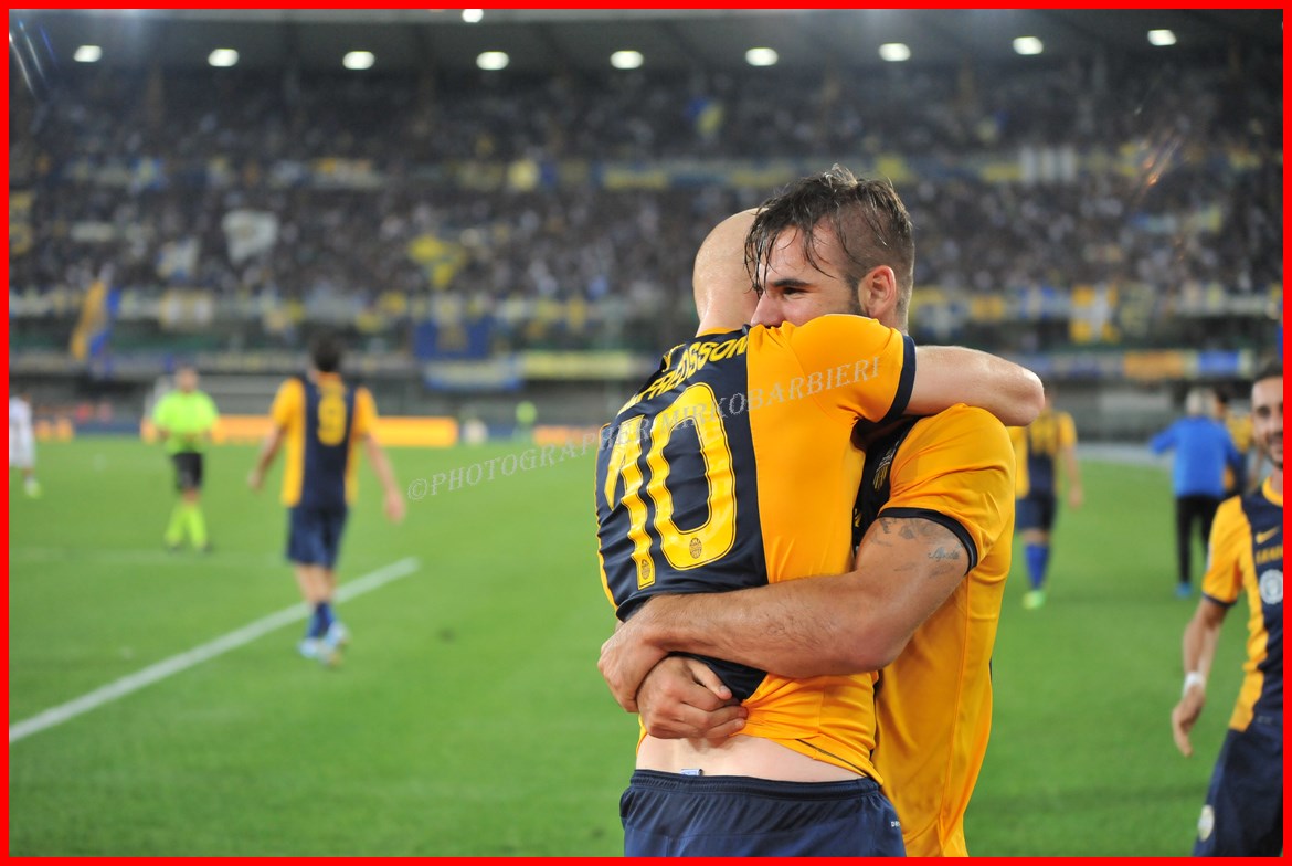 abbraccio tra Tachtsidis e Hallfredsson