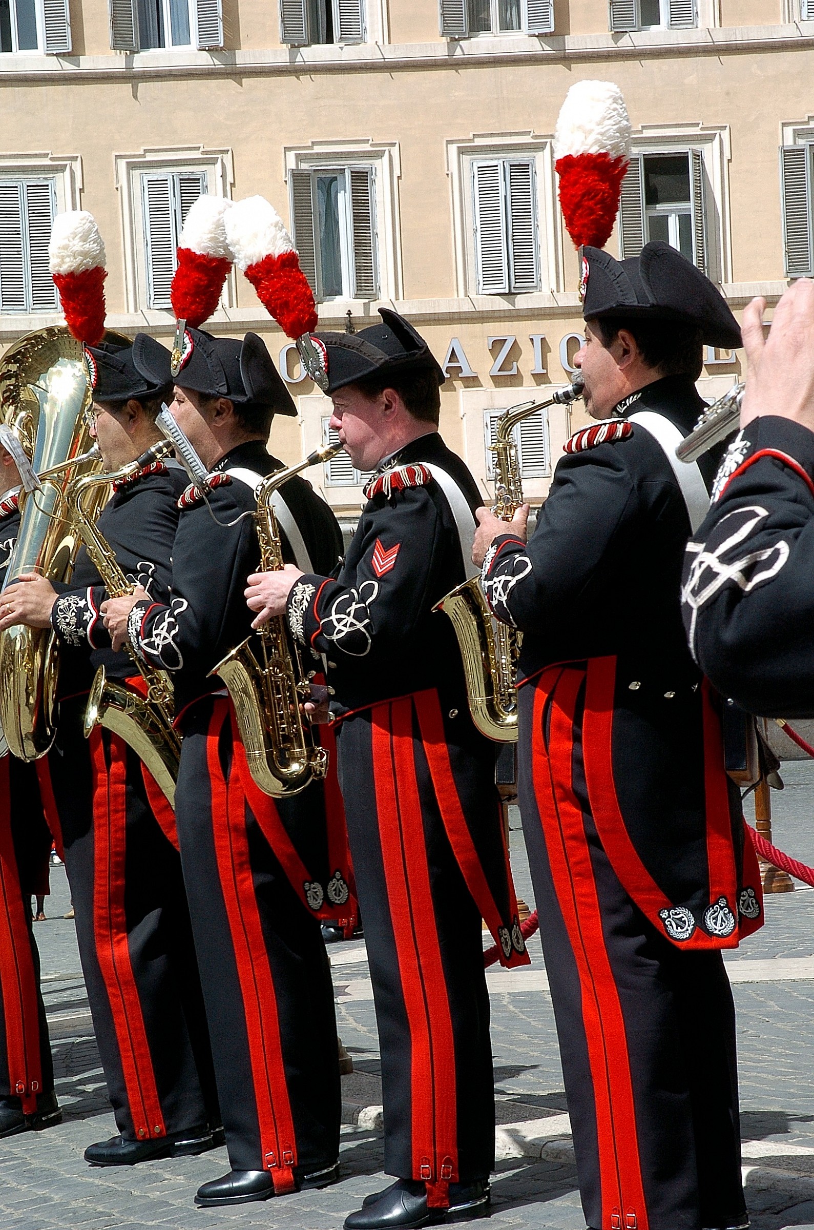 Roma, Carabinieri a piazza Montecitorio