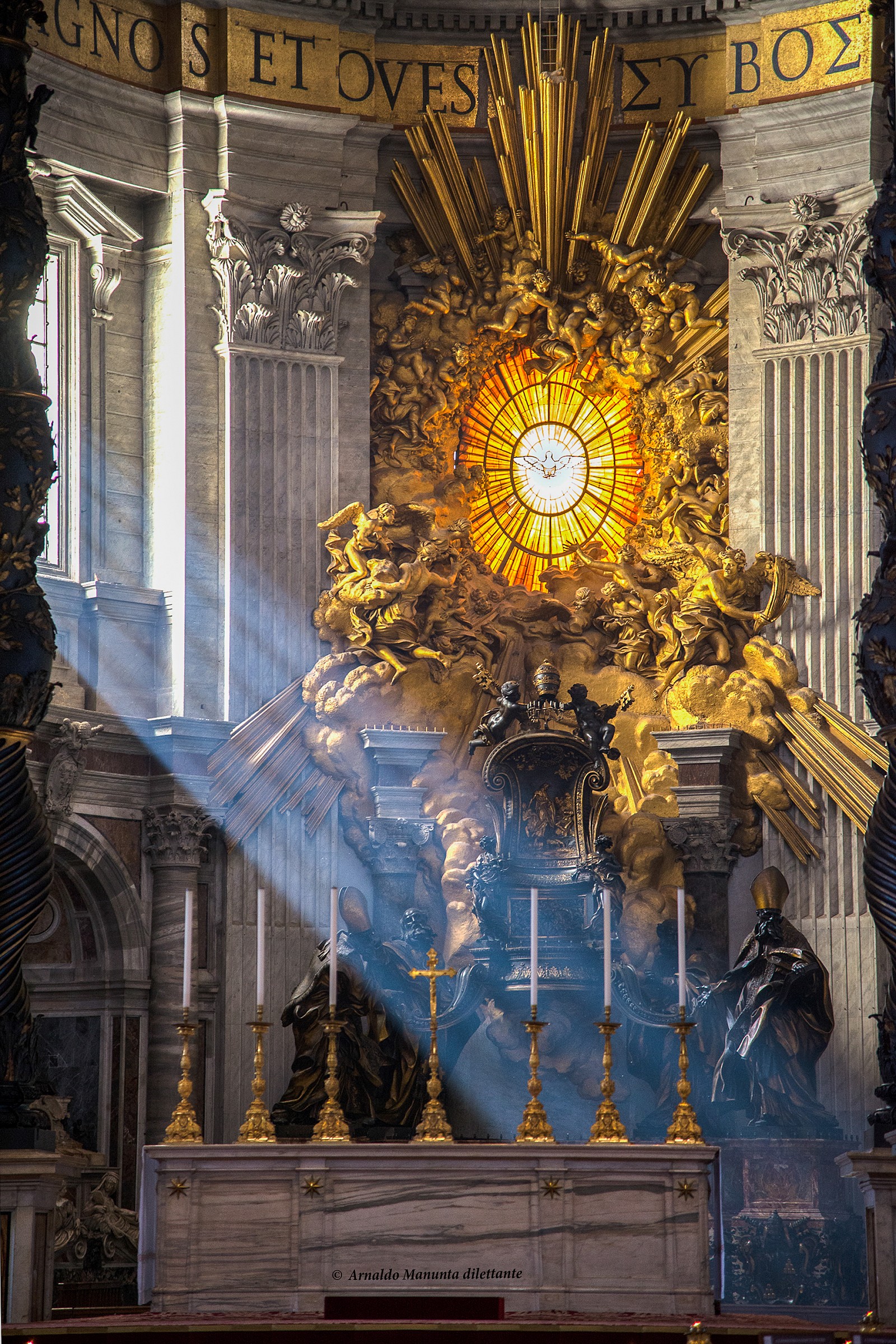 Roma - S.Pietro: altare con vetrata dello Spirito Santo