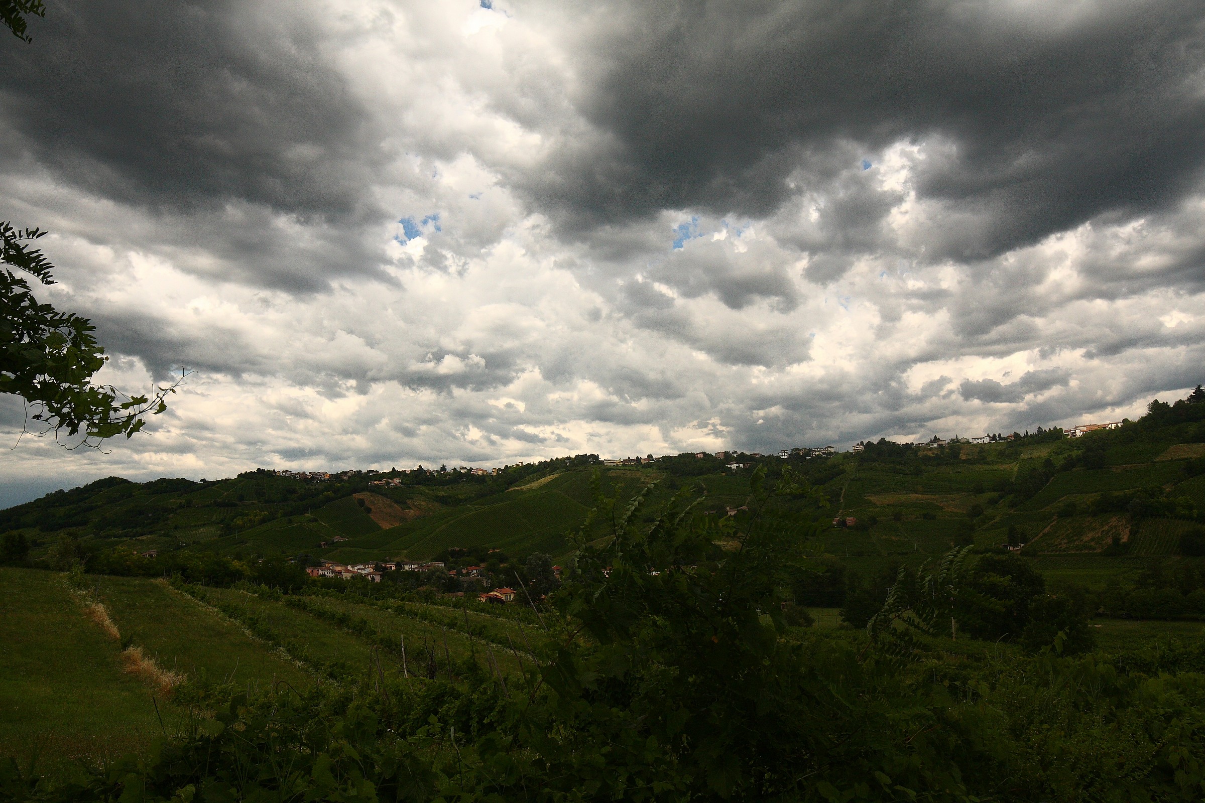Dell'Oltrepò hills between Cigognola and Stone de...