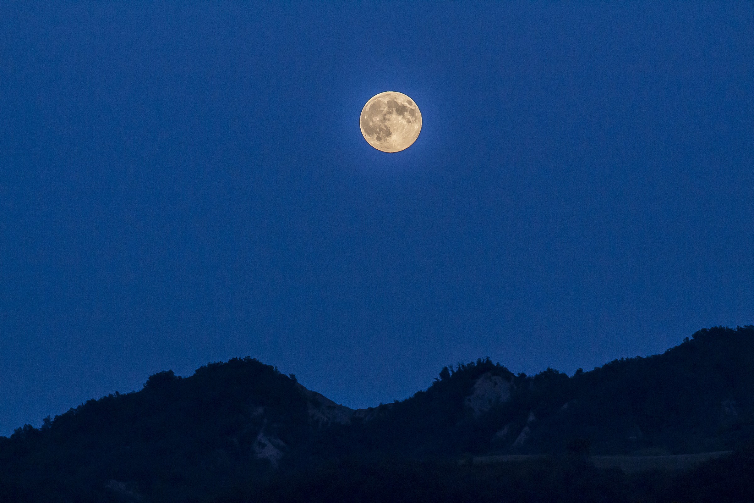 La luna tra i monti