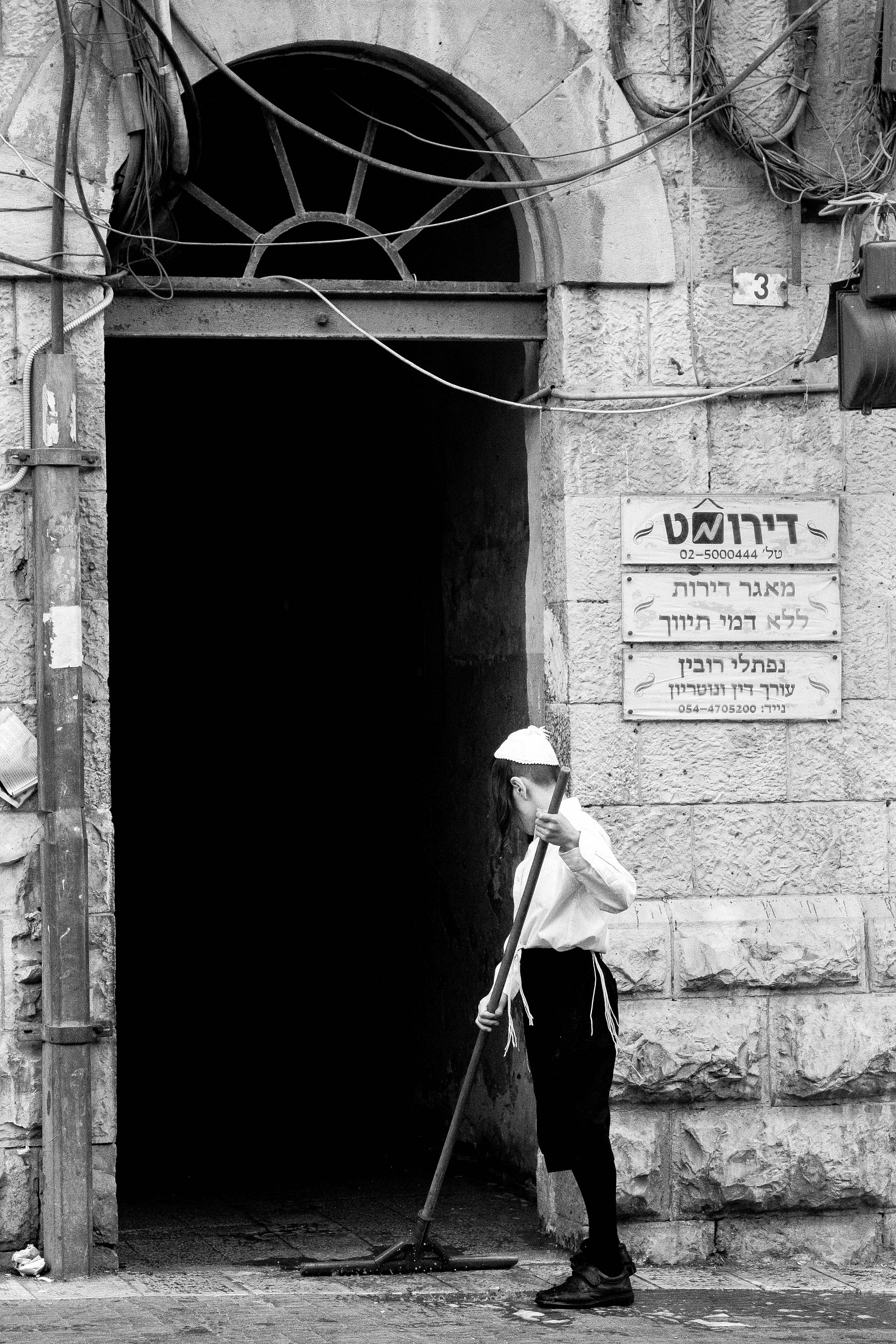 Cleaning the streets of Mea Shearim